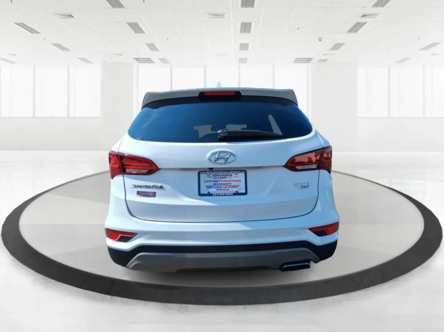 2018 Hyundai Santa Fe 2.4L (5NMZUDLB3JH) with an Theta II 2.4L I-4 gasoline direct injection engine, located at 880 E. National Road, Vandalia, OH, 45377, (937) 908-9800, 39.891918, -84.183594 - **Explore New Adventures with the 2018 Hyundai Santa Fe at Advantage Car and Credit - Vandalia!**<br /> <br /> Are you ready to elevate your family adventures or conquer your daily commute with style and confidence? The 2018 Hyundai Santa Fe is the perfect blend of spaciousness, reliability, and mod - Photo#3