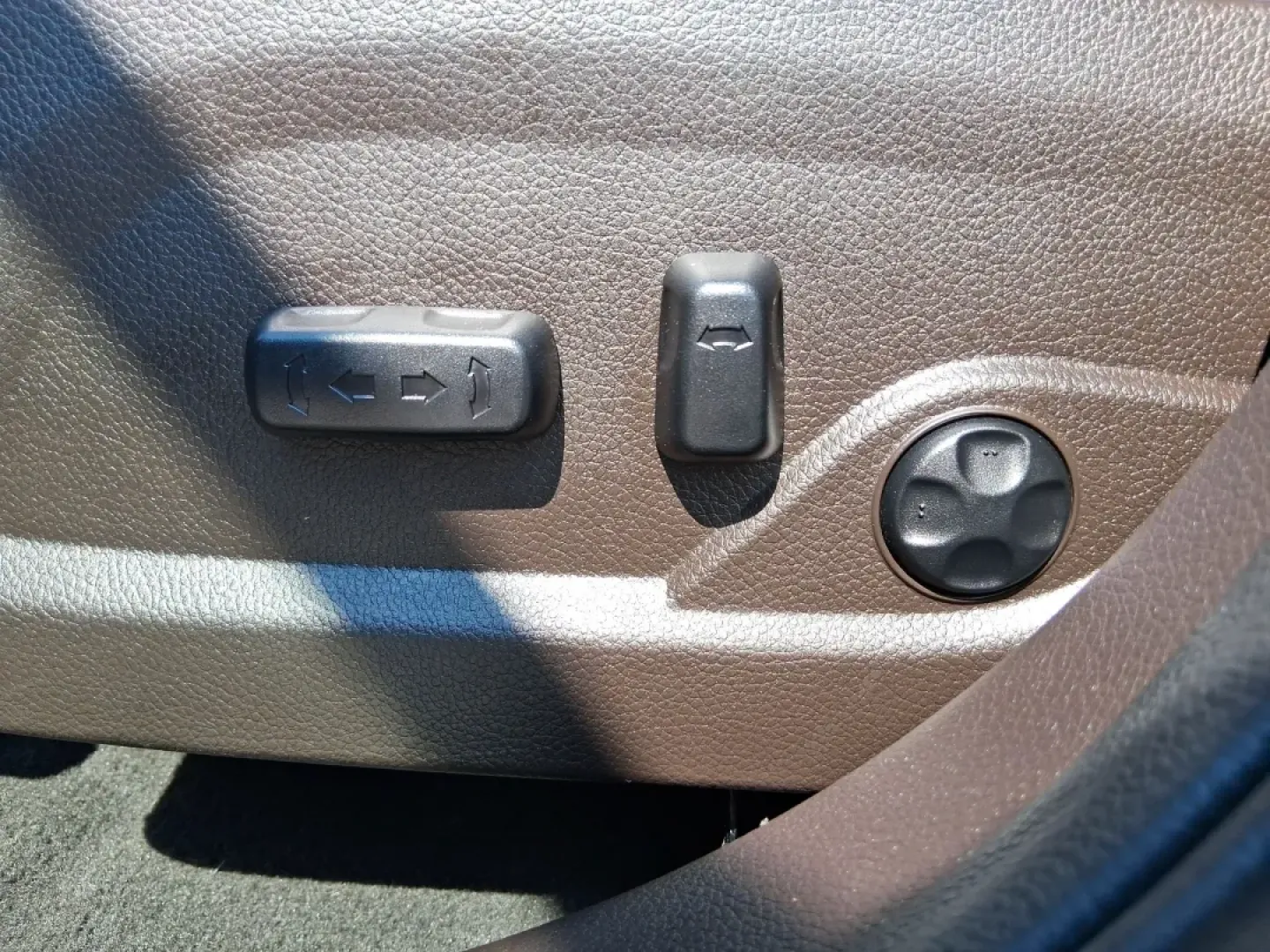 2018 Hyundai Santa Fe 2.4L (5NMZUDLB3JH) with an Theta II 2.4L I-4 gasoline direct injection engine, located at 880 E. National Road, Vandalia, OH, 45377, (937) 908-9800, 39.891918, -84.183594 - **Explore New Adventures with the 2018 Hyundai Santa Fe at Advantage Car and Credit - Vandalia!**<br /> <br /> Are you ready to elevate your family adventures or conquer your daily commute with style and confidence? The 2018 Hyundai Santa Fe is the perfect blend of spaciousness, reliability, and mod - Photo#17