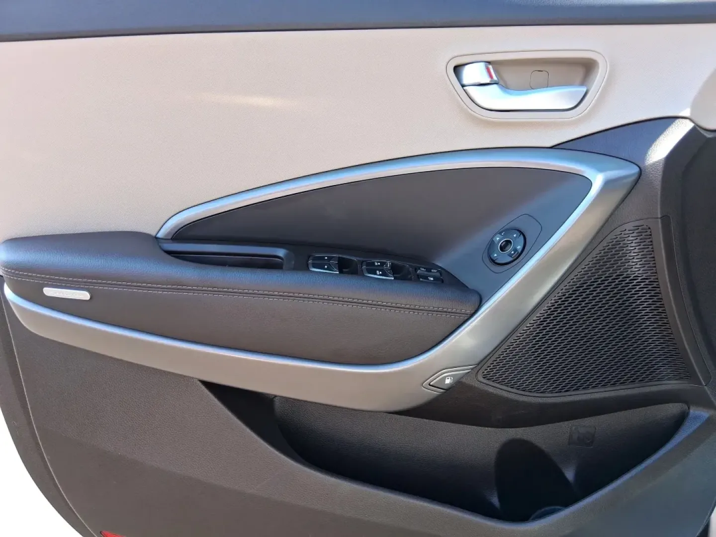 2018 Hyundai Santa Fe 2.4L (5NMZUDLB3JH) with an Theta II 2.4L I-4 gasoline direct injection engine, located at 880 E. National Road, Vandalia, OH, 45377, (937) 908-9800, 39.891918, -84.183594 - **Explore New Adventures with the 2018 Hyundai Santa Fe at Advantage Car and Credit - Vandalia!**<br /> <br /> Are you ready to elevate your family adventures or conquer your daily commute with style and confidence? The 2018 Hyundai Santa Fe is the perfect blend of spaciousness, reliability, and mod - Photo#18