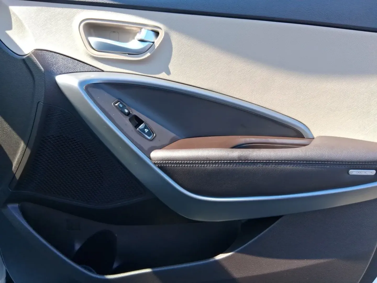 2018 Hyundai Santa Fe 2.4L (5NMZUDLB3JH) with an Theta II 2.4L I-4 gasoline direct injection engine, located at 880 E. National Road, Vandalia, OH, 45377, (937) 908-9800, 39.891918, -84.183594 - **Explore New Adventures with the 2018 Hyundai Santa Fe at Advantage Car and Credit - Vandalia!**<br /> <br /> Are you ready to elevate your family adventures or conquer your daily commute with style and confidence? The 2018 Hyundai Santa Fe is the perfect blend of spaciousness, reliability, and mod - Photo#19