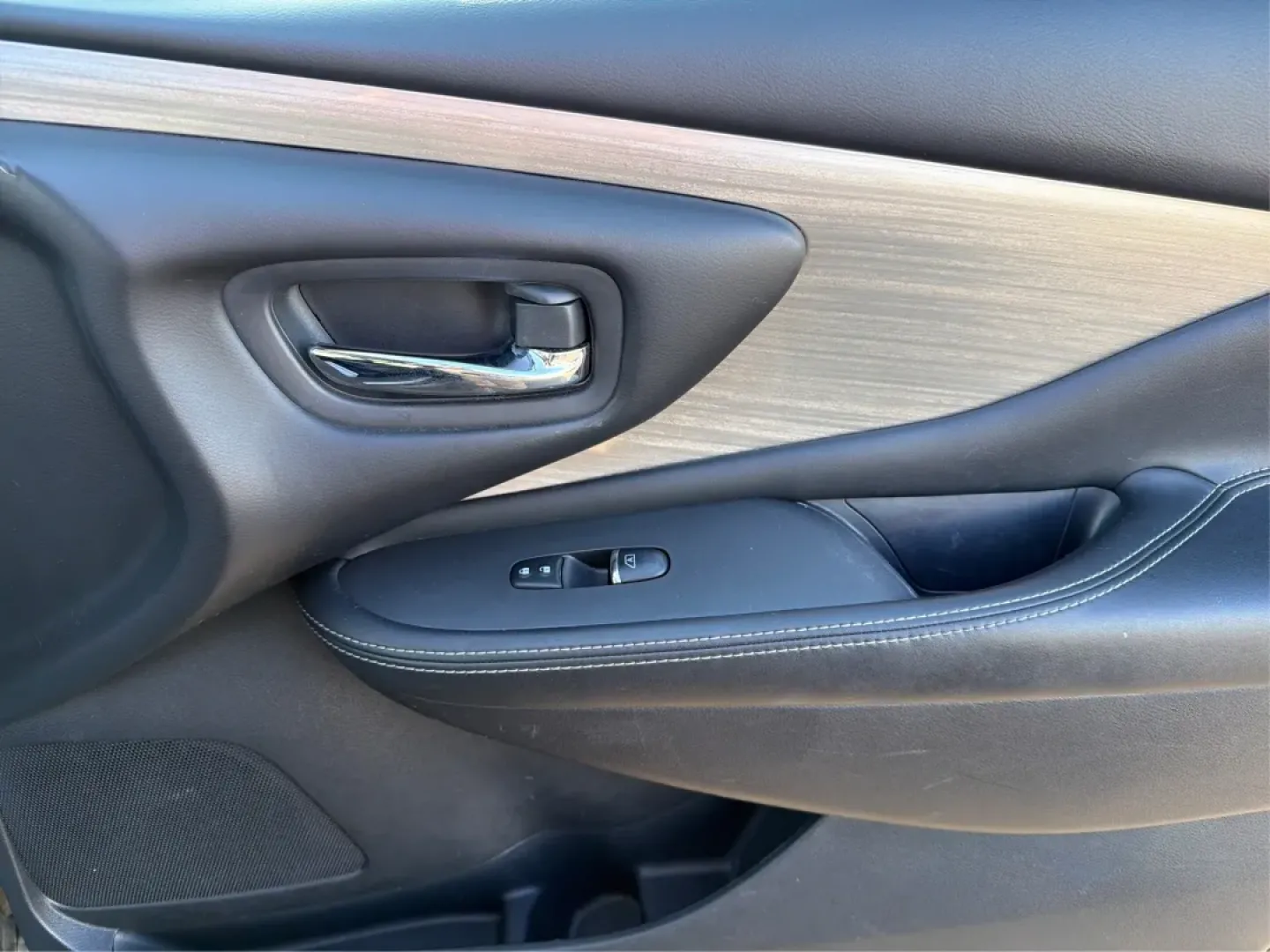 2017 Nissan Murano SL (5N1AZ2MH4HN) with an 3.5L V-6 DOHC engine, located at 8750 N County Rd 25A, Piqua, OH, 45356, (937) 908-9800, 40.164391, -84.232513 - Unleash your adventurous spirit with the 2017 Nissan Murano SL, a stylish and spacious SUV that's perfect for growing families, weekend getaways, or long commutes. Whether you're navigating the busy streets of Piqua, OH, or embarking on a road trip across the Midwest, this vehicle blends comfort, te - Photo#19