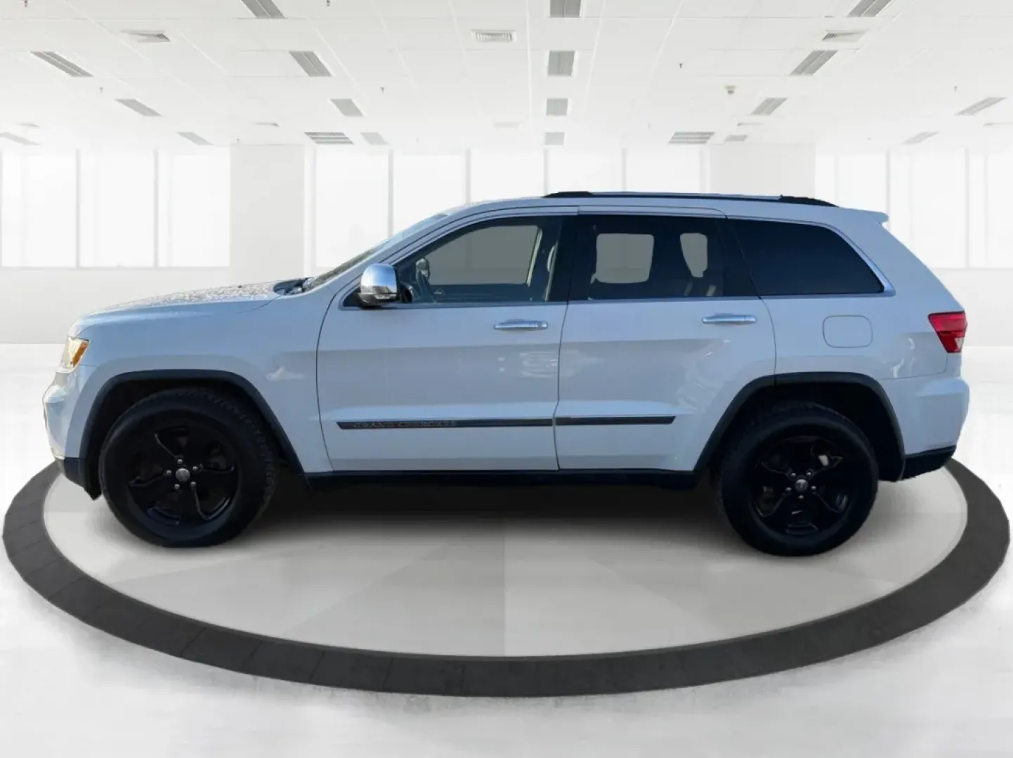 2011 Jeep Grand Cherokee Limited (1J4RR5GG7BC) with an Other engine, located at 1951 S Dayton Lakeview Rd., New Carlisle, OH, 45344, (937) 908-9800, 39.890999, -84.050255 - **Experience the Ultimate Adventure with This 2011 Jeep Grand Cherokee Limited!**<br /> <br /> Are you ready to elevate your weekend adventures and daily commutes? The 2011 Jeep Grand Cherokee Limited is designed for those who crave both versatility and luxury, making it the perfect choice for famil - Photo#5