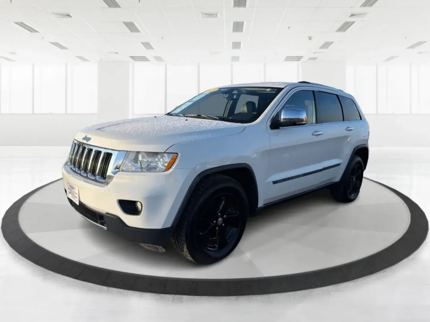 2011 Jeep Grand Cherokee Limited (1J4RR5GG7BC) with an Other engine, located at 1951 S Dayton Lakeview Rd., New Carlisle, OH, 45344, (937) 908-9800, 39.890999, -84.050255 - **Experience the Ultimate Adventure with This 2011 Jeep Grand Cherokee Limited!**<br /> <br /> Are you ready to elevate your weekend adventures and daily commutes? The 2011 Jeep Grand Cherokee Limited is designed for those who crave both versatility and luxury, making it the perfect choice for famil - Photo#8