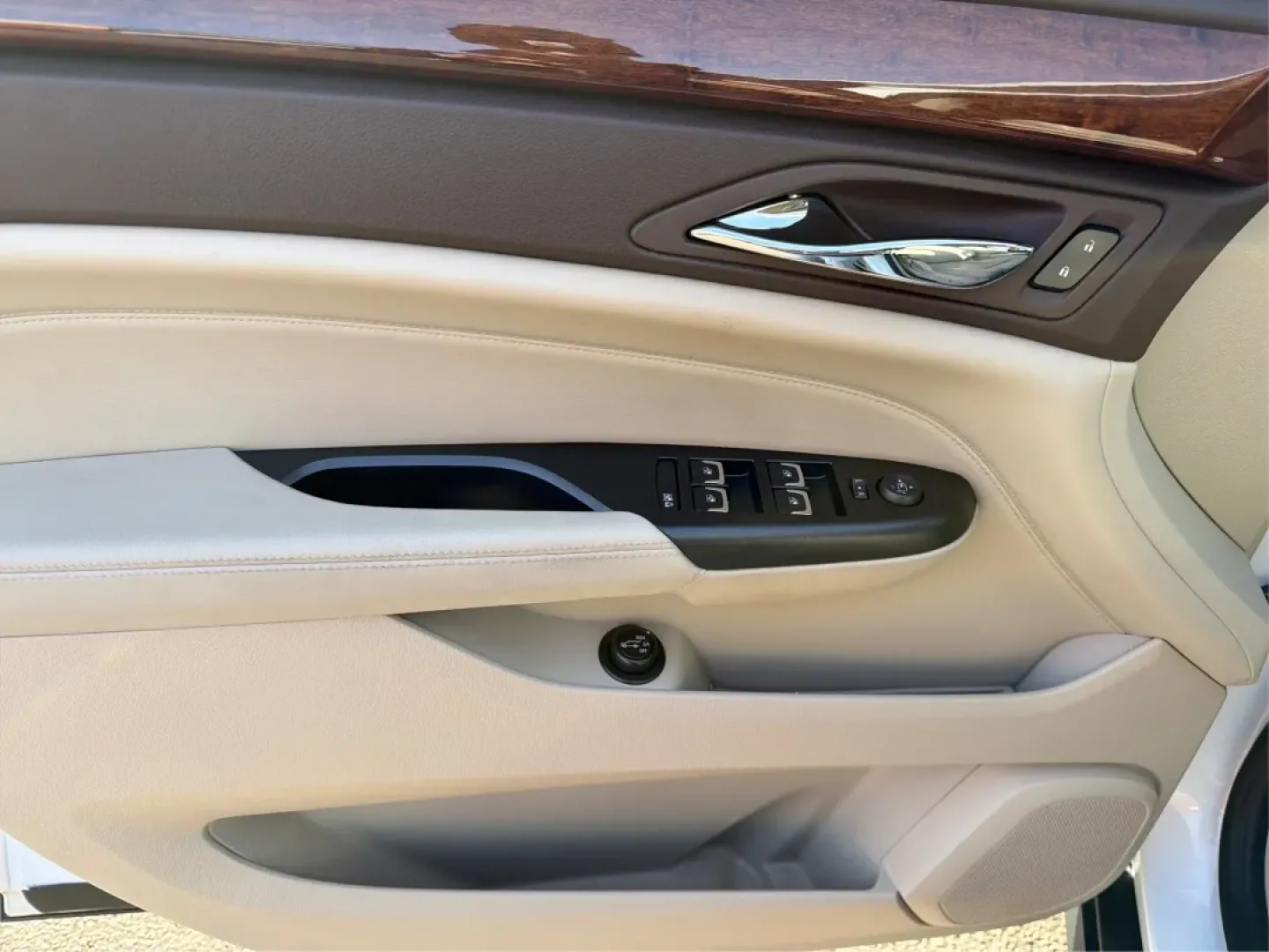 2016 Cadillac SRX Luxury Collection (3GYFNBE37GS) with an 3.6L V-6 gasoline direct injection engine, located at 8750 N County Rd 25A, Piqua, OH, 45356, (937) 908-9800, 40.164391, -84.232513 - **Elevate Your Journey: Own the 2016 Cadillac SRX Luxury Collection SUV Today!**<br /> <br /> Are you in search of a sophisticated vehicle that embraces both practicality and luxury? Look no further than this stunning 2016 Cadillac SRX Luxury Collection SUV, available now at Advantage Car and Credit - Photo#19