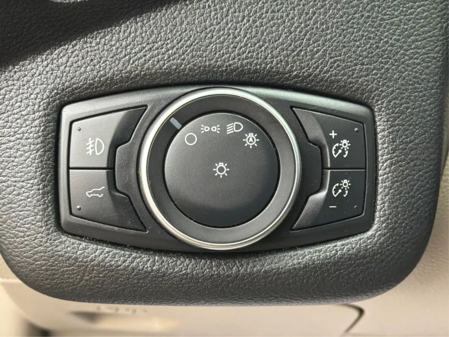 2019 Ford Escape SEL 4WD (1FMCU9HD4KU) with an 1.5L L4 DOHC 16V engine, 6-Speed Automatic transmission, located at 4508 South Dixie Dr, Moraine, OH, 45439, (937) 908-9800, 39.689976, -84.218452 - **Adventure Awaits in the 2019 Ford Escape SEL 4WD: Your Next Family SUV!**<br /> <br /> Embrace the thrill of adventure without compromising comfort and safety with the 2019 Ford Escape SEL 4WD, now available at Advantage Car and Credit - Moraine. Perfect for growing families or anyone seeking a ve - Photo#17