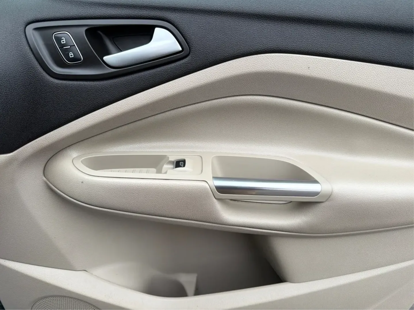 2019 Ford Escape SEL 4WD (1FMCU9HD4KU) with an 1.5L L4 DOHC 16V engine, 6-Speed Automatic transmission, located at 4508 South Dixie Dr, Moraine, OH, 45439, (937) 908-9800, 39.689976, -84.218452 - **Adventure Awaits in the 2019 Ford Escape SEL 4WD: Your Next Family SUV!**<br /> <br /> Embrace the thrill of adventure without compromising comfort and safety with the 2019 Ford Escape SEL 4WD, now available at Advantage Car and Credit - Moraine. Perfect for growing families or anyone seeking a ve - Photo#20