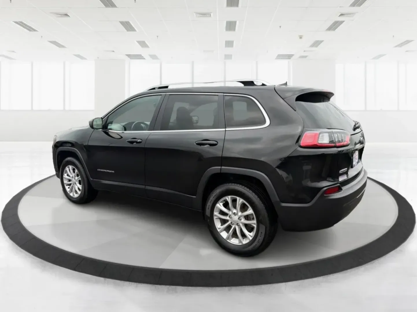 2019 Jeep Cherokee Latitude 4x4 (1C4PJMCB5KD) with an Other engine, located at 4508 South Dixie Dr, Moraine, OH, 45439, (937) 908-9800, 39.689976, -84.218452 - Are you in search of the perfect vehicle to enhance your adventurous lifestyle? Look no further! Advantage Car and Credit in Moraine, OH, presents the ideal ride for those who love exploration and family time alike: the 2019 Jeep Cherokee Latitude 4x4. With its robust capability and family-friendly - Photo#4