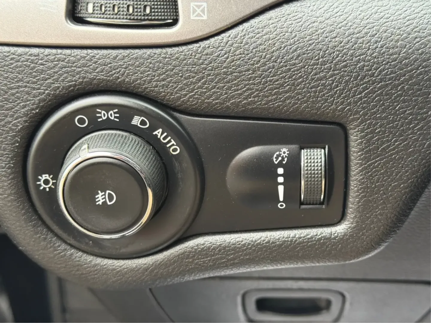 2019 Jeep Cherokee Latitude 4x4 (1C4PJMCB5KD) with an Other engine, located at 4508 South Dixie Dr, Moraine, OH, 45439, (937) 908-9800, 39.689976, -84.218452 - Are you in search of the perfect vehicle to enhance your adventurous lifestyle? Look no further! Advantage Car and Credit in Moraine, OH, presents the ideal ride for those who love exploration and family time alike: the 2019 Jeep Cherokee Latitude 4x4. With its robust capability and family-friendly - Photo#16