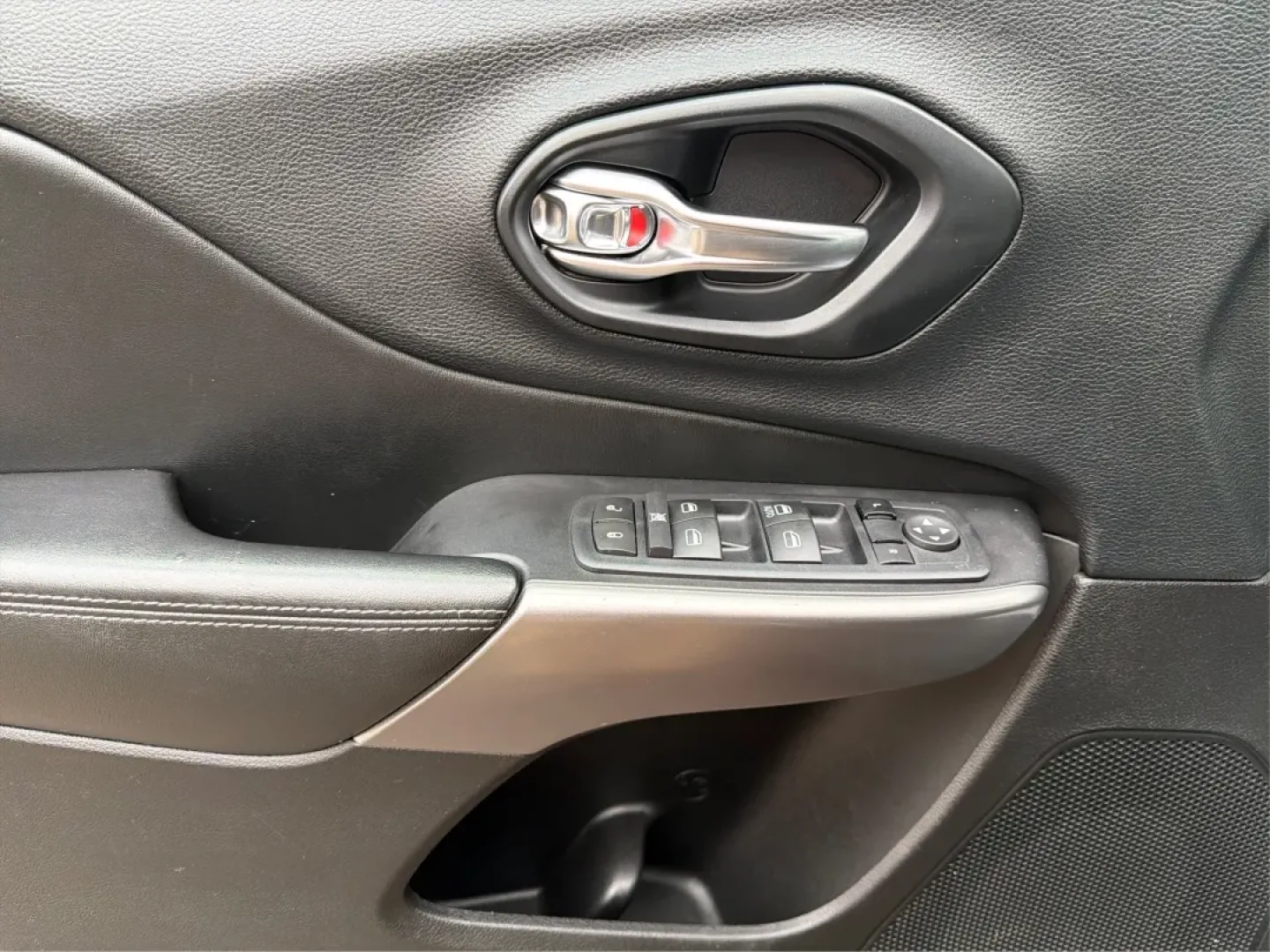 2019 Jeep Cherokee Latitude 4x4 (1C4PJMCB5KD) with an Other engine, located at 4508 South Dixie Dr, Moraine, OH, 45439, (937) 908-9800, 39.689976, -84.218452 - Are you in search of the perfect vehicle to enhance your adventurous lifestyle? Look no further! Advantage Car and Credit in Moraine, OH, presents the ideal ride for those who love exploration and family time alike: the 2019 Jeep Cherokee Latitude 4x4. With its robust capability and family-friendly - Photo#17