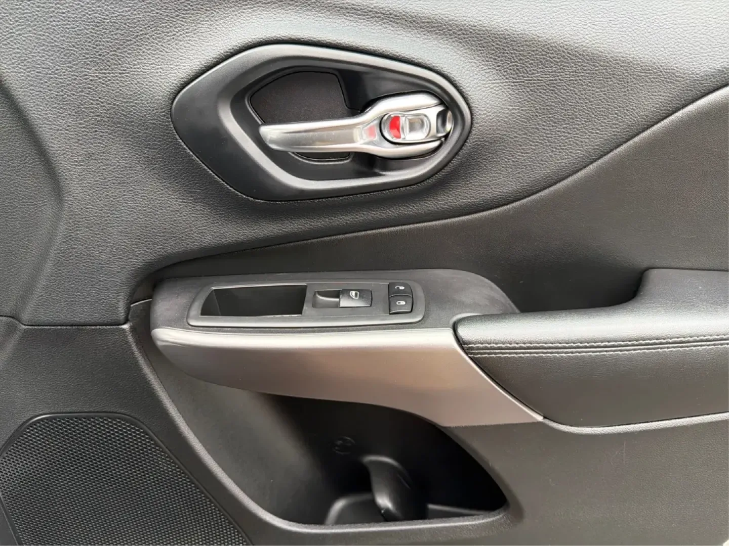 2019 Jeep Cherokee Latitude 4x4 (1C4PJMCB5KD) with an Other engine, located at 4508 South Dixie Dr, Moraine, OH, 45439, (937) 908-9800, 39.689976, -84.218452 - Are you in search of the perfect vehicle to enhance your adventurous lifestyle? Look no further! Advantage Car and Credit in Moraine, OH, presents the ideal ride for those who love exploration and family time alike: the 2019 Jeep Cherokee Latitude 4x4. With its robust capability and family-friendly - Photo#18