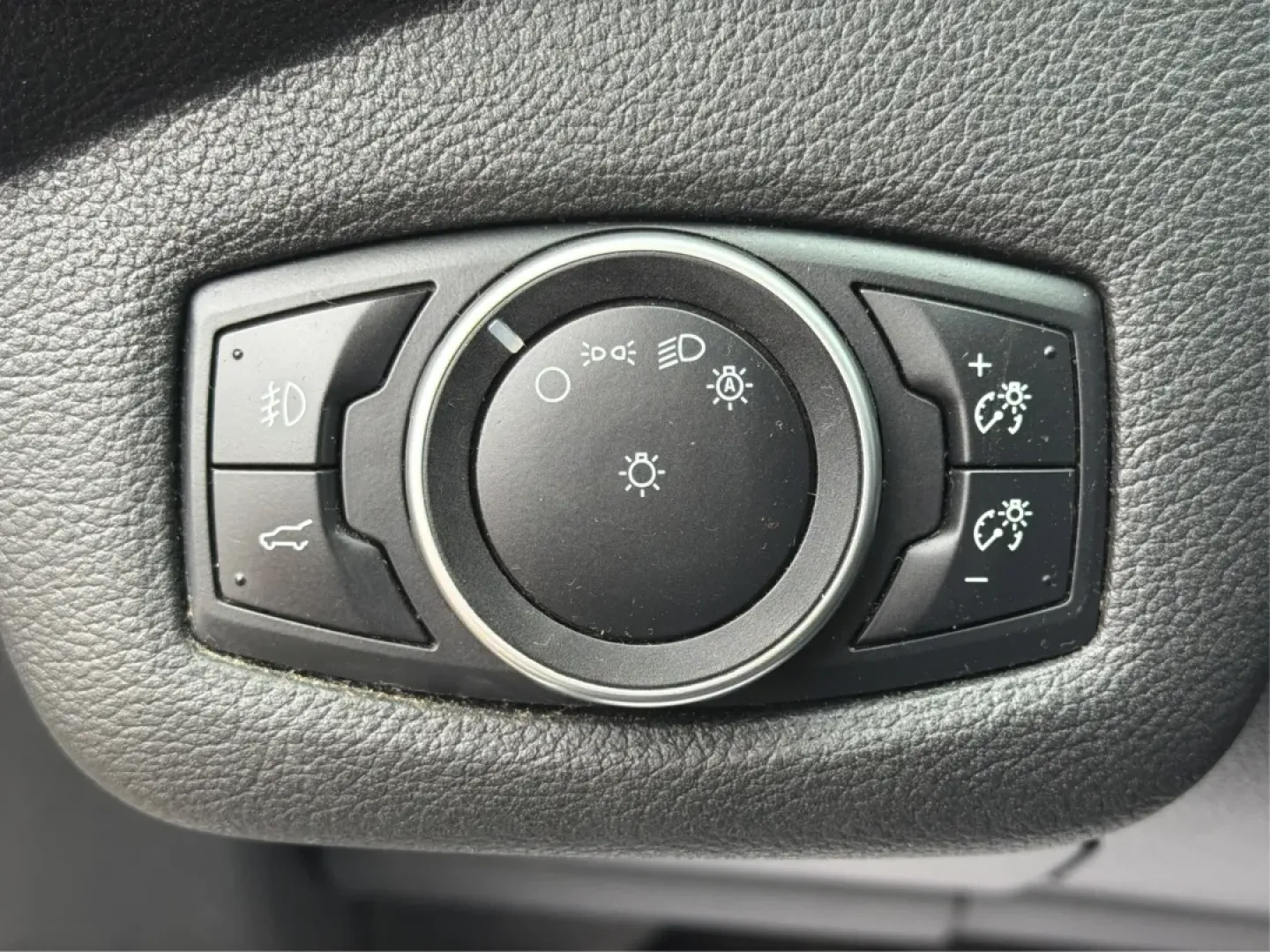 2017 Ford Escape SE (1FMCU0GDXHU) with an 1.5L L4 DOHC 16V engine, 6A transmission, located at 1184 Kauffman Ave, Fairborn, OH, 45324, (937) 908-9800, 39.807072, -84.030914 - ### Discover Your Next Adventure with the 2017 Ford Escape SE at Advantage Car and Credit - Fairborn<br /> <br /> Are you ready to elevate your daily commute or embark on your next weekend adventure? Look no further than the **2017 Ford Escape SE**, now available at **Advantage Car and Credit** in F - Photo#17