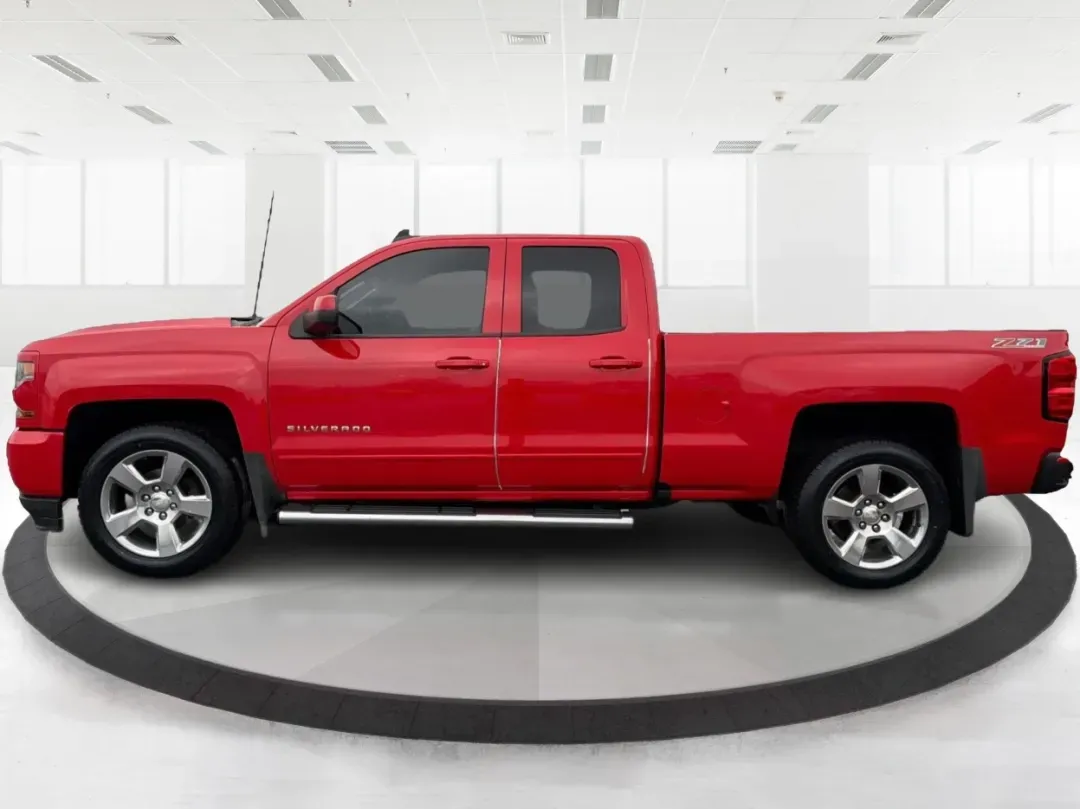 2017 Chevrolet Silverado 1500 2LT (1GCVKREC2HZ) with an EcoTec3 4.3L V-6 gasoline direct injection engine, located at 4508 South Dixie Dr, Moraine, OH, 45439, (937) 908-9800, 39.689976, -84.218452 - **Unleash Adventure with the 2017 Chevrolet Silverado 1500 at Advantage Car and Credit Moraine, OH!**<br /> <br /> Are you ready to conquer your daily commute or embark on thrilling weekend adventures? The 2017 Chevrolet Silverado 1500 is more than just a truck; it's a lifestyle choice perfect for - Photo#5