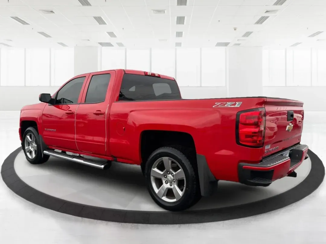 2017 Chevrolet Silverado 1500 2LT (1GCVKREC2HZ) with an EcoTec3 4.3L V-6 gasoline direct injection engine, located at 1184 Kauffman Ave, Fairborn, OH, 45324, (937) 908-9800, 39.807072, -84.030914 - **Unleash Adventure with the 2017 Chevrolet Silverado 1500 at Advantage Car and Credit Moraine, OH!**<br /> <br /> Are you ready to conquer your daily commute or embark on thrilling weekend adventures? The 2017 Chevrolet Silverado 1500 is more than just a truck; it's a lifestyle choice perfect for - Photo#4