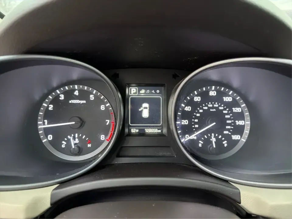 2017 Hyundai Santa Fe 2.4L (5NMZTDLB2HH) with an Theta II 2.4L I-4 gasoline direct injection engine, 6A transmission, located at 4508 South Dixie Dr, Moraine, OH, 45439, (937) 908-9800, 39.689976, -84.218452 - **Elevate Your Family Adventures with the 2017 Hyundai Santa Fe at Advantage Car and Credit!**<br /> <br /> Are you searching for the perfect vehicle to accommodate your growing family or to enhance your weekend getaways? Look no further! The 2017 Hyundai Santa Fe is a versatile and spacious SUV des - Photo#15