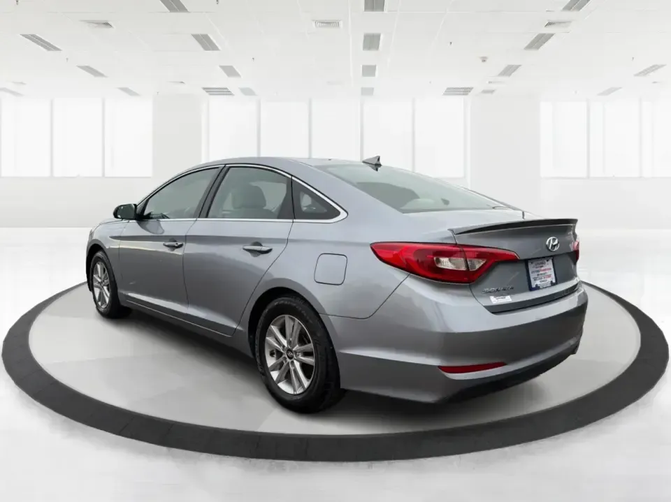 2017 Hyundai Sonata Base (5NPE24AF8HH) with an 2.4L L4 DOHC 16V engine, 7A transmission, located at 8750 N County Rd 25A, Piqua, OH, 45356, (937) 908-9800, 40.164391, -84.232513 - ### Drive Your Dream: 2017 Hyundai Sonata Perfect for Families and Commuters Alike!<br /> <br /> Looking for a reliable sedan that fits seamlessly into your busy lifestyle? The 2017 Hyundai Sonata is here to make every drive a pleasure, whether you're commuting to work, shuttling kids to soccer pra - Photo#4