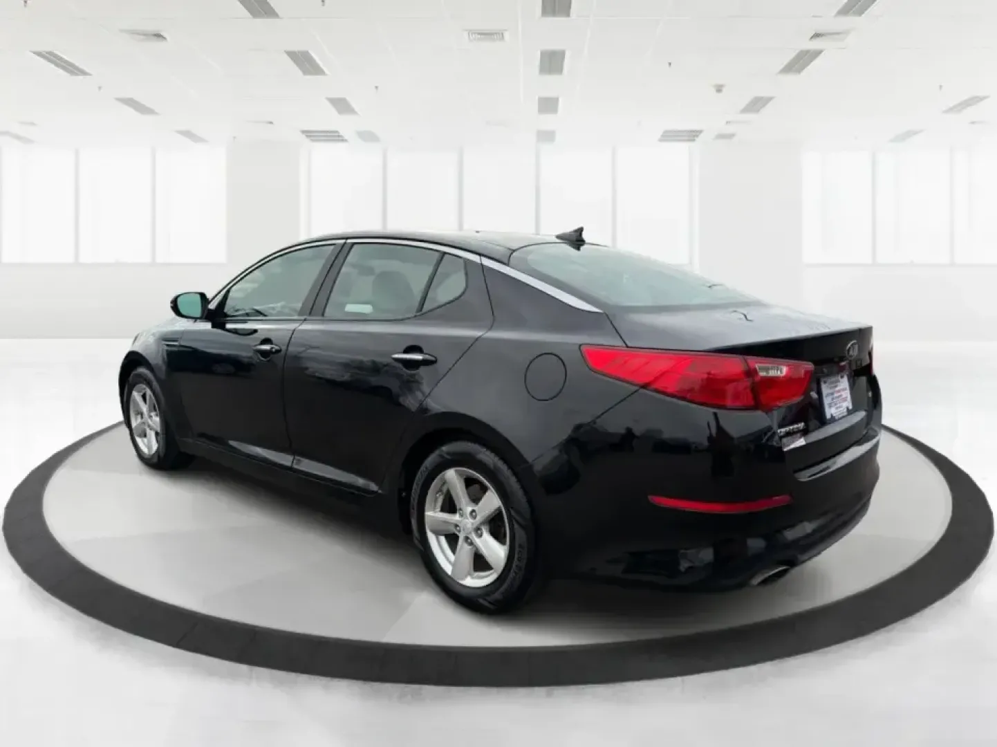 2015 Kia Optima LX (KNAGM4A73F5) with an Theta II 2.4L I-4 gasoline direct injection engine, 6-Speed Automatic transmission, located at 1951 S Dayton Lakeview Rd., New Carlisle, OH, 45344, (937) 908-9800, 39.890999, -84.050255 - Are you looking for a reliable sedan that combines style, comfort, and affordability? Look no further! At Advantage Car and Credit in New Carlisle, OH, we are excited to present this stunning 2015 Kia Optima LX, perfect for anyone from budget-conscious buyers to those needing a dependable vehicle fo - Photo#4