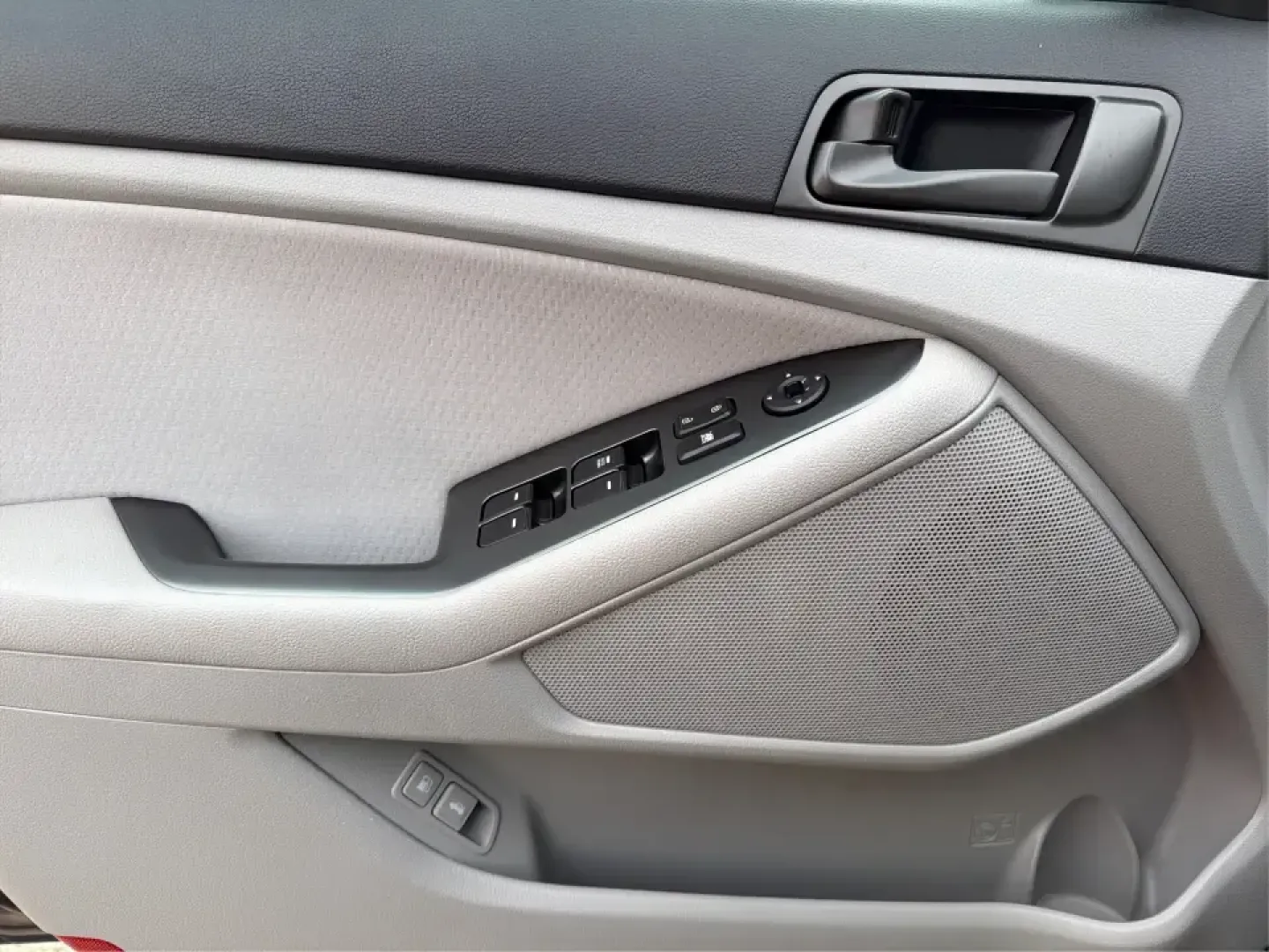 2015 Kia Optima LX (KNAGM4A73F5) with an Theta II 2.4L I-4 gasoline direct injection engine, 6-Speed Automatic transmission, located at 1951 S Dayton Lakeview Rd., New Carlisle, OH, 45344, (937) 908-9800, 39.890999, -84.050255 - Are you looking for a reliable sedan that combines style, comfort, and affordability? Look no further! At Advantage Car and Credit in New Carlisle, OH, we are excited to present this stunning 2015 Kia Optima LX, perfect for anyone from budget-conscious buyers to those needing a dependable vehicle fo - Photo#17