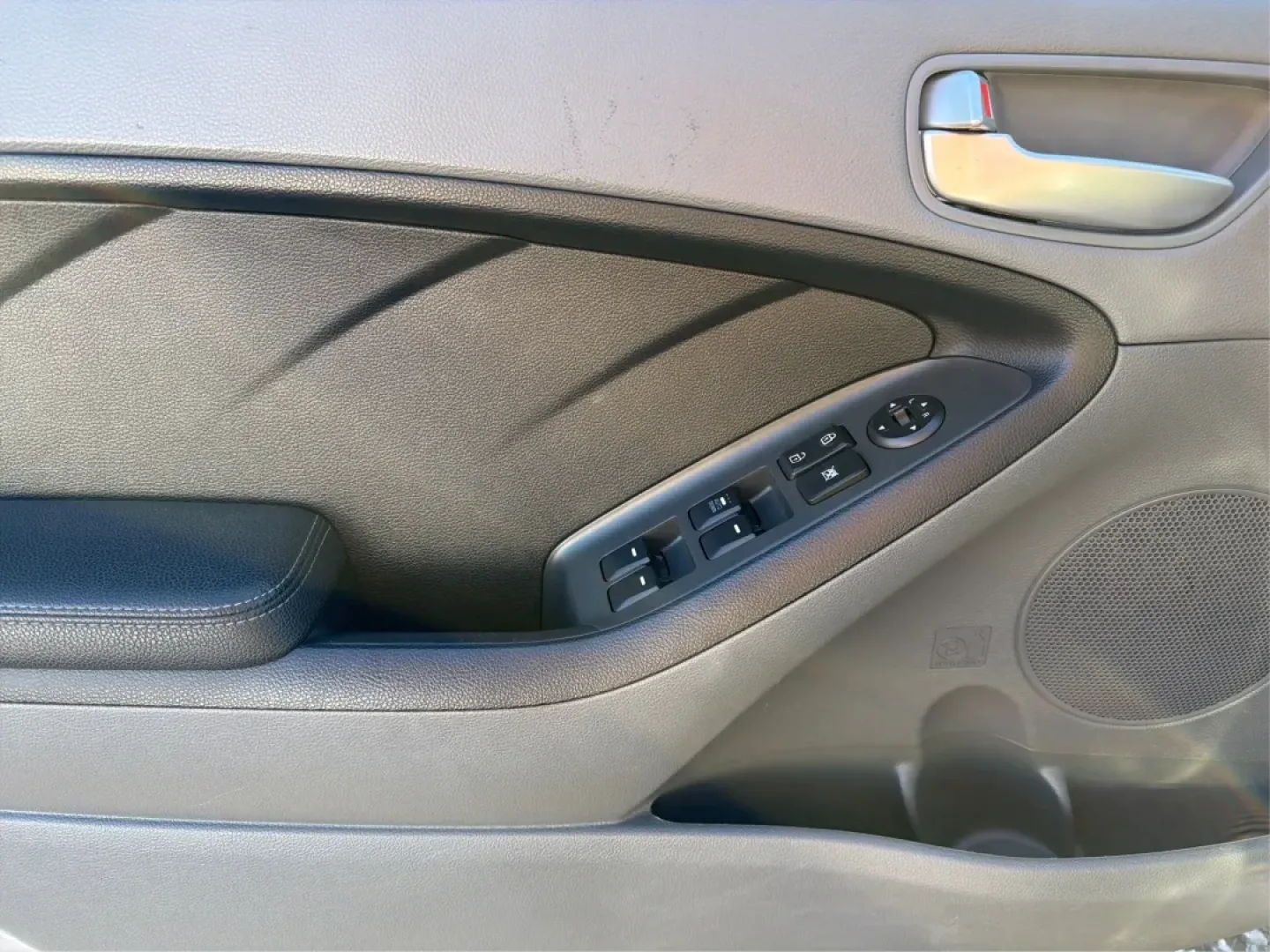 2018 Kia Forte LX (3KPFK4A72JE) with an 2L I-4 DOHC engine, 6M transmission, located at 1230 East Main St, Xenia, OH, 45385, (937) 908-9800, 39.688026, -83.910172 - ### Drive into Adventure with the 2018 Kia Forte LX at Advantage Car and Credit - Xenia!<br /> <br /> Are you ready to elevate your daily commute or weekend getaway? The 2018 Kia Forte LX, available now at Advantage Car and Credit in Xenia, OH, is the perfect vehicle for both the budget-conscious bu - Photo#17