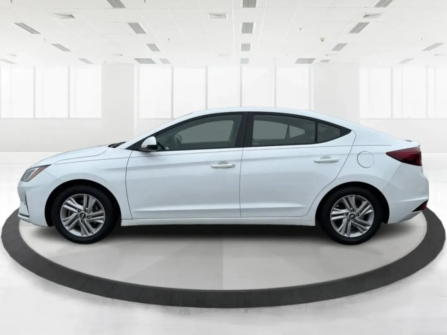 2020 Hyundai Elantra SEL (5NPD84LF8LH) with an Nu 2L I-4 DOHC engine, 6A transmission, located at 880 E. National Road, Vandalia, OH, 45377, (937) 908-9800, 39.891918, -84.183594 - Are you ready to elevate your everyday driving experience? Look no further than this stunning 2020 Hyundai Elantra SEL, the perfect sedan for commuters, growing families, or anyone seeking a stylish ride that won't break the bank. Whether you're navigating the bustling streets of Vandalia or embarki - Photo#5