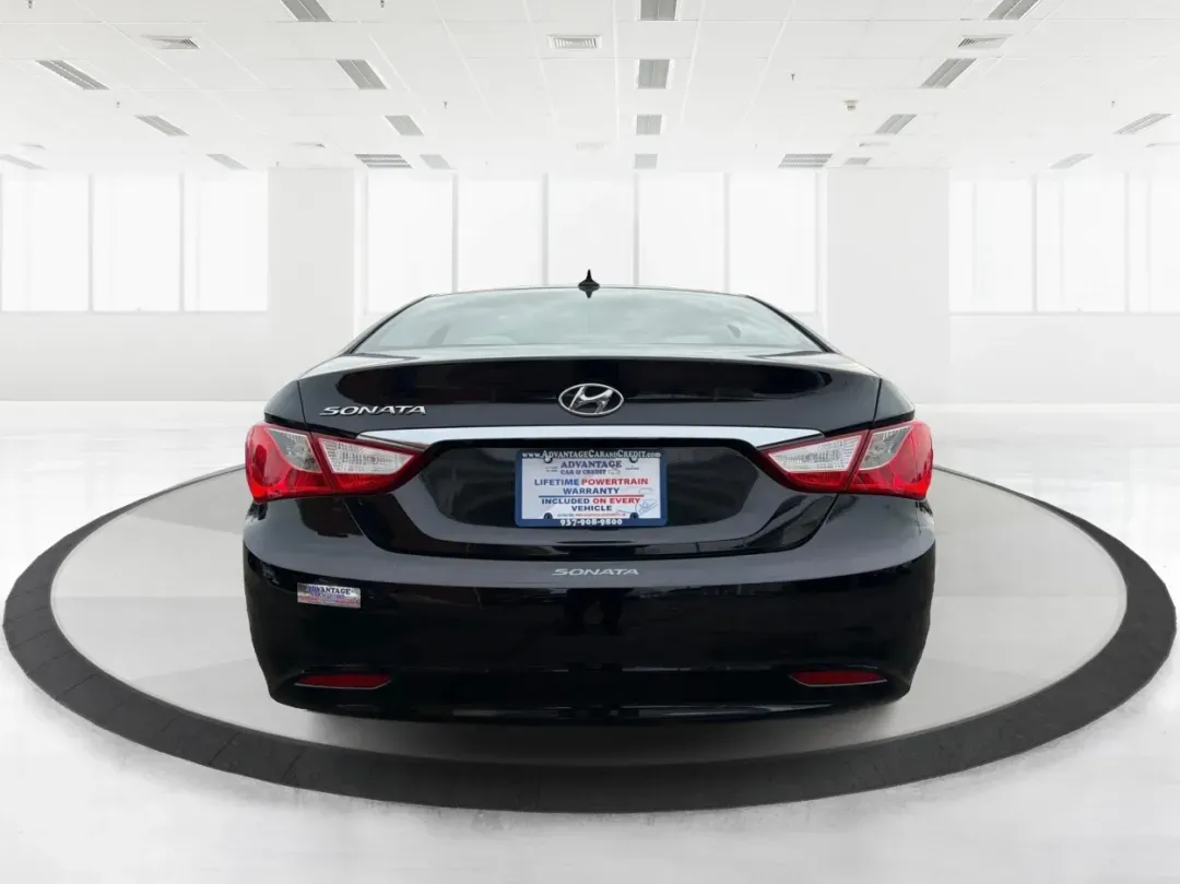 2013 Hyundai Sonata GLS (5NPEB4AC0DH) with an 2.4L I-4 gasoline direct injection engine, located at 1230 East Main St, Xenia, OH, 45385, (937) 908-9800, 39.688026, -83.910172 - **Discover the Perfect Family Sedan: 2013 Hyundai Sonata GLS at Advantage Car and Credit in Xenia, OH!**<br /> <br /> Are you in the market for a reliable and stylish vehicle that accommodates your growing family's needs? Look no further than the sleek 2013 Hyundai Sonata GLS, available now at Advan - Photo#3