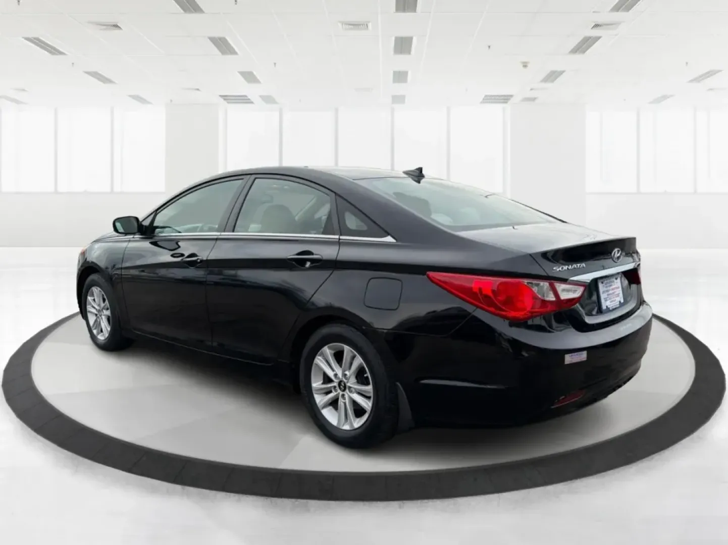 2013 Hyundai Sonata GLS (5NPEB4AC0DH) with an 2.4L I-4 gasoline direct injection engine, located at 1230 East Main St, Xenia, OH, 45385, (937) 908-9800, 39.688026, -83.910172 - **Discover the Perfect Family Sedan: 2013 Hyundai Sonata GLS at Advantage Car and Credit in Xenia, OH!**<br /> <br /> Are you in the market for a reliable and stylish vehicle that accommodates your growing family's needs? Look no further than the sleek 2013 Hyundai Sonata GLS, available now at Advan - Photo#4