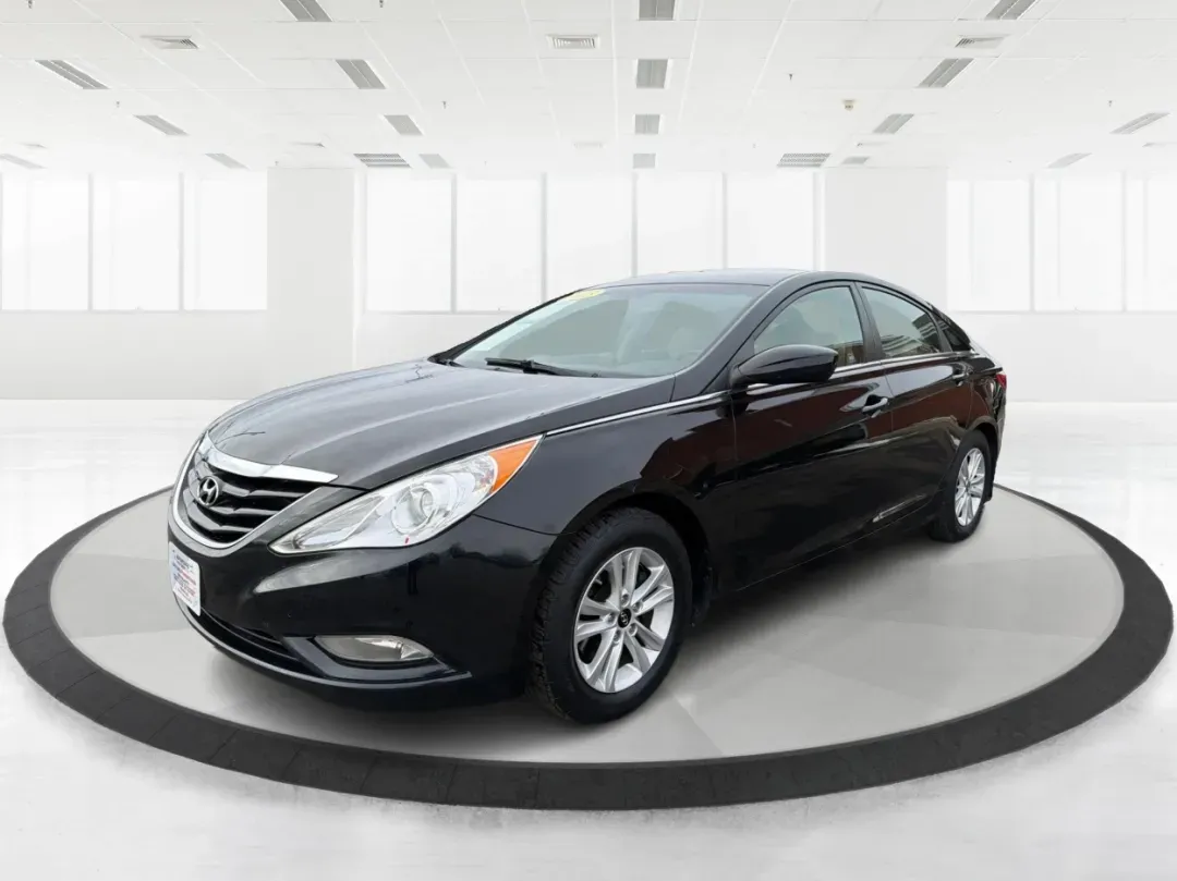 2013 Hyundai Sonata GLS (5NPEB4AC0DH) with an 2.4L I-4 gasoline direct injection engine, located at 1230 East Main St, Xenia, OH, 45385, (937) 908-9800, 39.688026, -83.910172 - **Discover the Perfect Family Sedan: 2013 Hyundai Sonata GLS at Advantage Car and Credit in Xenia, OH!**<br /> <br /> Are you in the market for a reliable and stylish vehicle that accommodates your growing family's needs? Look no further than the sleek 2013 Hyundai Sonata GLS, available now at Advan - Photo#8