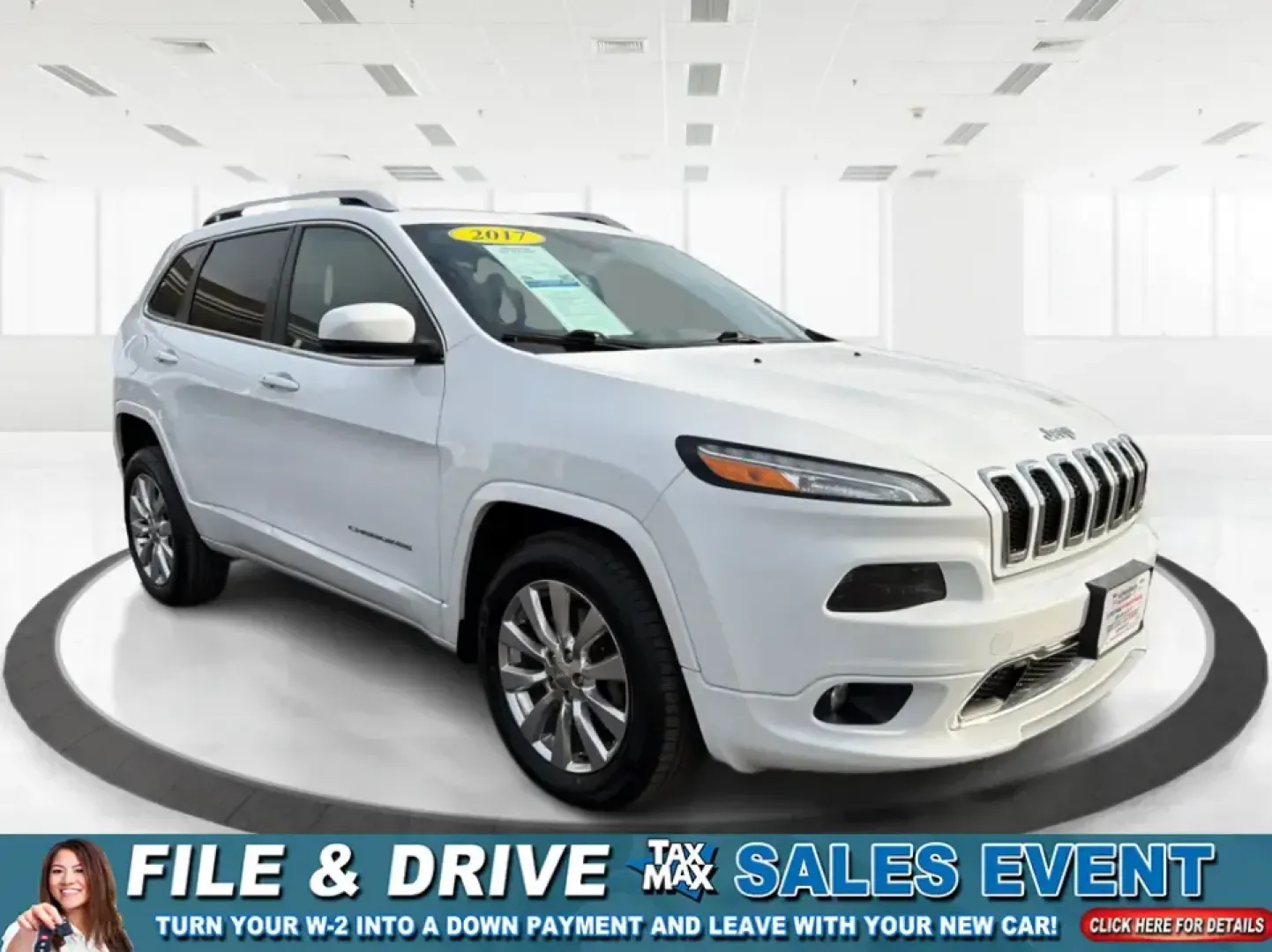 2017 Jeep Cherokee Overland 4x4 (1C4PJMJS9HW) with an Pentastar 3.2L V-6 DOHC engine, 9A transmission, located at 8750 N County Rd 25A, Piqua, OH, 45356, (937) 908-9800, 40.164391, -84.232513 - Looking for the perfect vehicle to elevate your family adventures or make daily commutes a breeze? Look no further than this stunning 2017 Jeep Cherokee Overland 4x4, available now at Advantage Car and Credit Piqua. With the versatile blend of a comfortable sport utility design and advanced feature - Photo#0