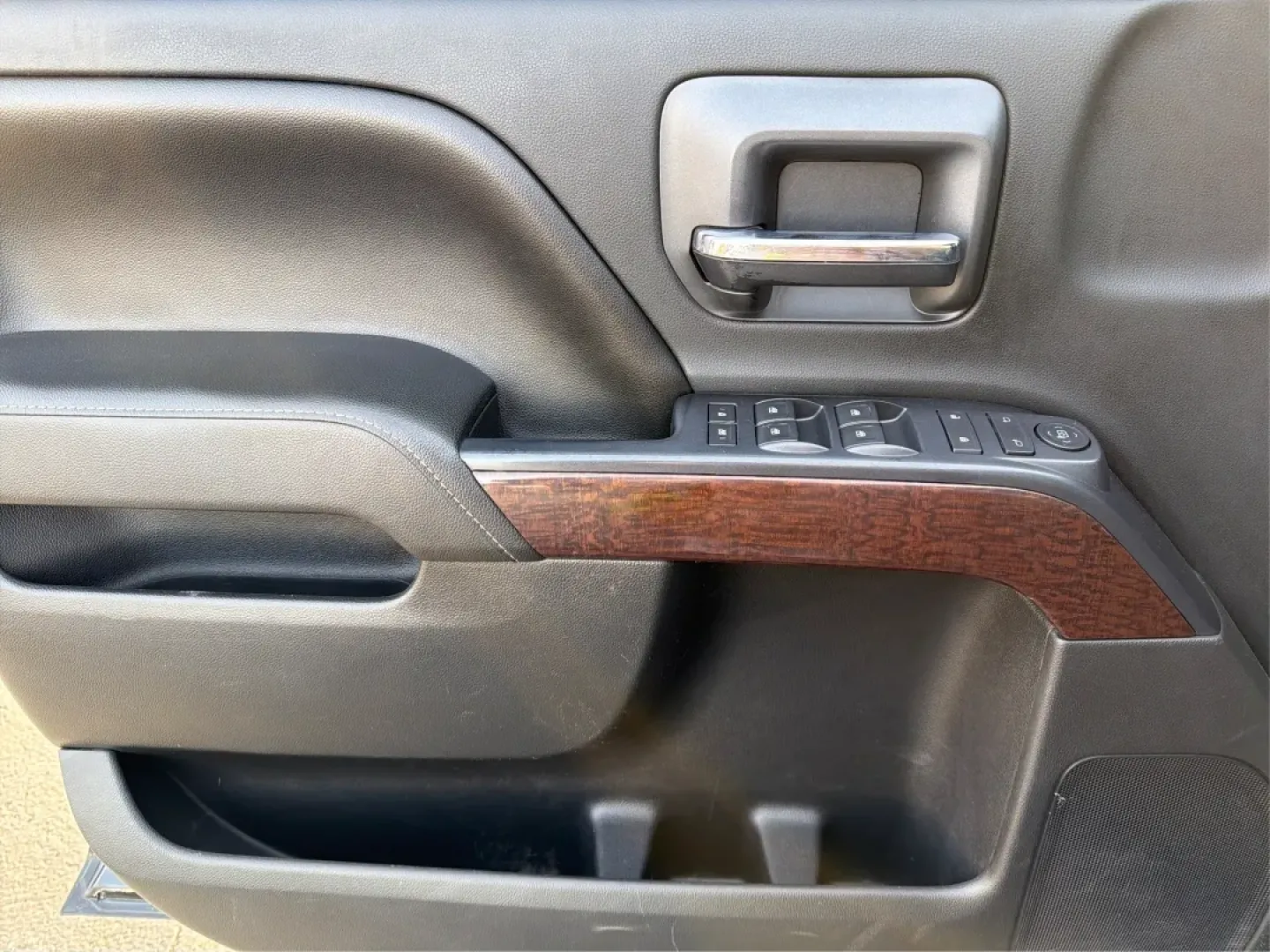 2015 GMC Sierra 1500 SLE (1GTV2UEC8FZ) with an EcoTec3 4.3L V-6 gasoline direct injection engine, located at 401 Woodman Dr, Riverside, OH, 45431, (937) 908-9800, 39.760899, -84.123421 - **Experience Adventure with the 2015 GMC Sierra 1500 at Advantage Car and Credit - Riverside!**<br /> <br /> Are you ready to take your lifestyle to the next level? Whether you're hauling gear for weekend adventures, commuting through Riverside's bustling streets, or navigating through family road t - Photo#18