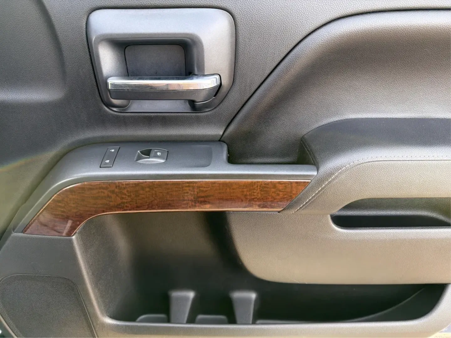 2015 GMC Sierra 1500 SLE (1GTV2UEC8FZ) with an EcoTec3 4.3L V-6 gasoline direct injection engine, located at 401 Woodman Dr, Riverside, OH, 45431, (937) 908-9800, 39.760899, -84.123421 - **Experience Adventure with the 2015 GMC Sierra 1500 at Advantage Car and Credit - Riverside!**<br /> <br /> Are you ready to take your lifestyle to the next level? Whether you're hauling gear for weekend adventures, commuting through Riverside's bustling streets, or navigating through family road t - Photo#19