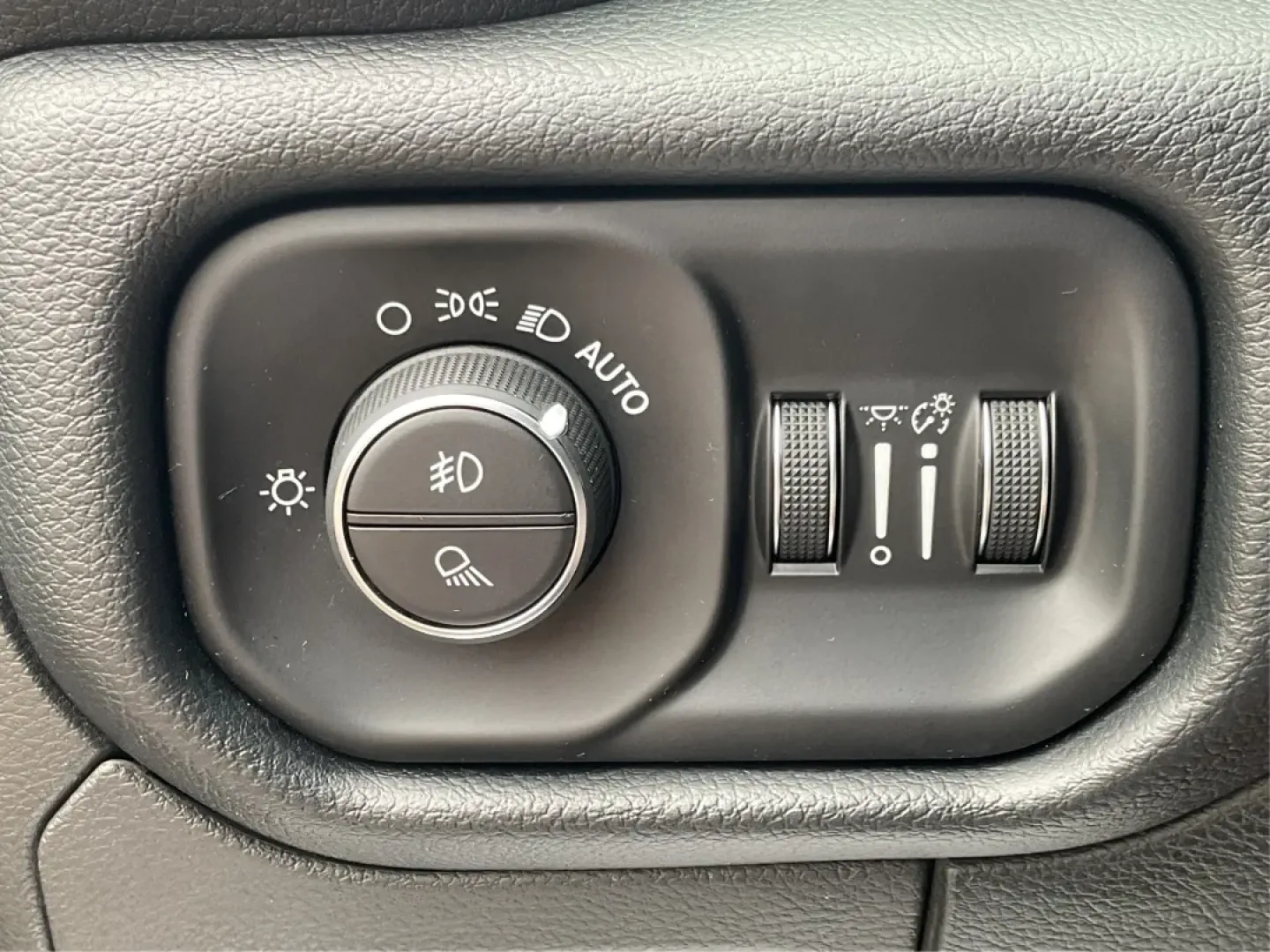 2019 Ram 1500 Laramie Crew Cab SWB 4WD (1C6SRFJT5KN) with an 5.7L V8 OHV 16V engine, 8-Speed Automatic transmission, located at 1951 S Dayton Lakeview Rd., New Carlisle, OH, 45344, (937) 908-9800, 39.890999, -84.050255 - **Unleash Your Adventures with the 2019 Ram 1500 Laramie Crew Cab Perfect for Work and Play!**<br /> <br /> Are you ready to elevate your daily driving experience? Look no further than this stunning 2019 Ram 1500 Laramie Crew Cab, a vehicle designed to enhance your lifestyle whether you're commutin - Photo#16