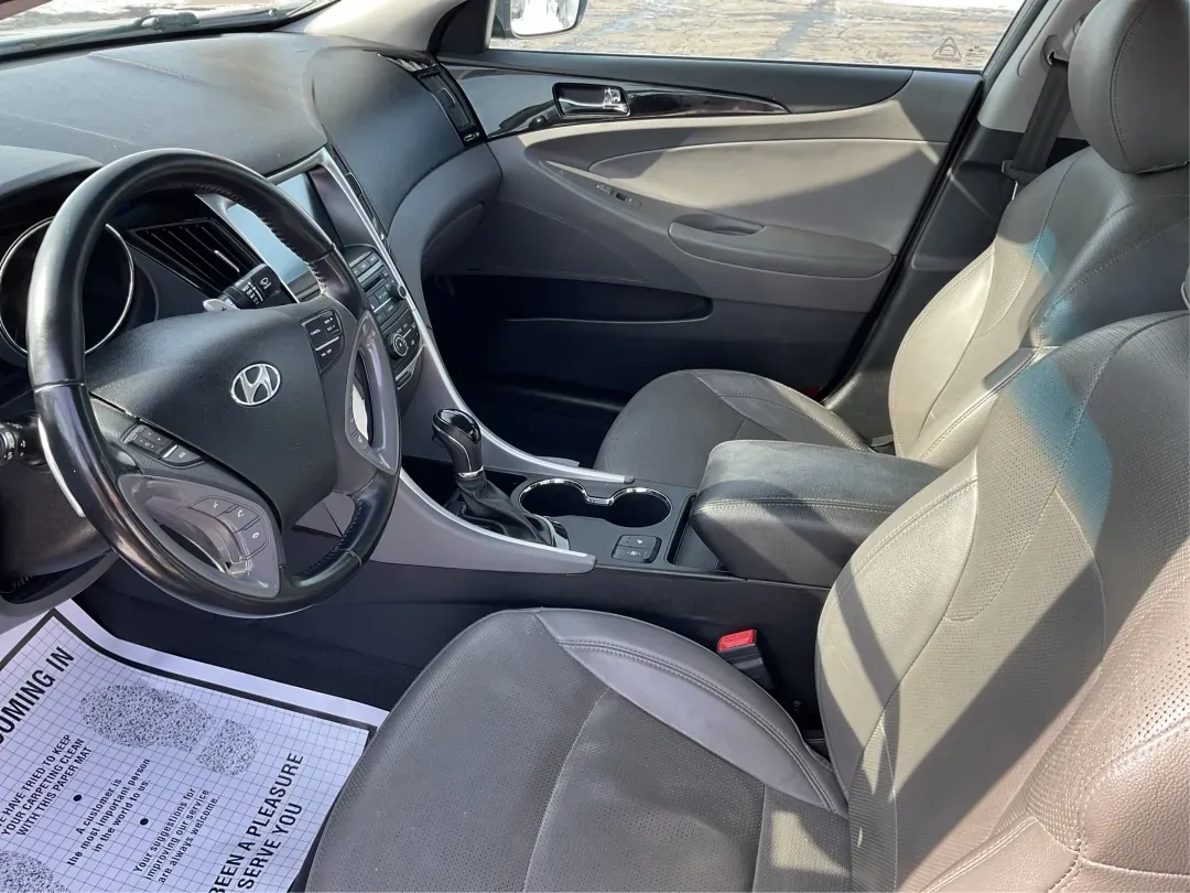 2014 Hyundai Sonata Limited 2.0T (5NPEC4AB3EH) with an 2L I-4 gasoline direct injection engine, located at 1951 S Dayton Lakeview Rd., New Carlisle, OH, 45344, (937) 908-9800, 39.890999, -84.050255 - Are you in search of the perfect blend of style, performance, and reliability for your daily commutes or family outings? Look no further! At Advantage Car and Credit in New Carlisle, OH, we proudly present this stunning 2014 Hyundai Sonata Limited 2.0T, a sedan designed for those who appreciate both - Photo#9