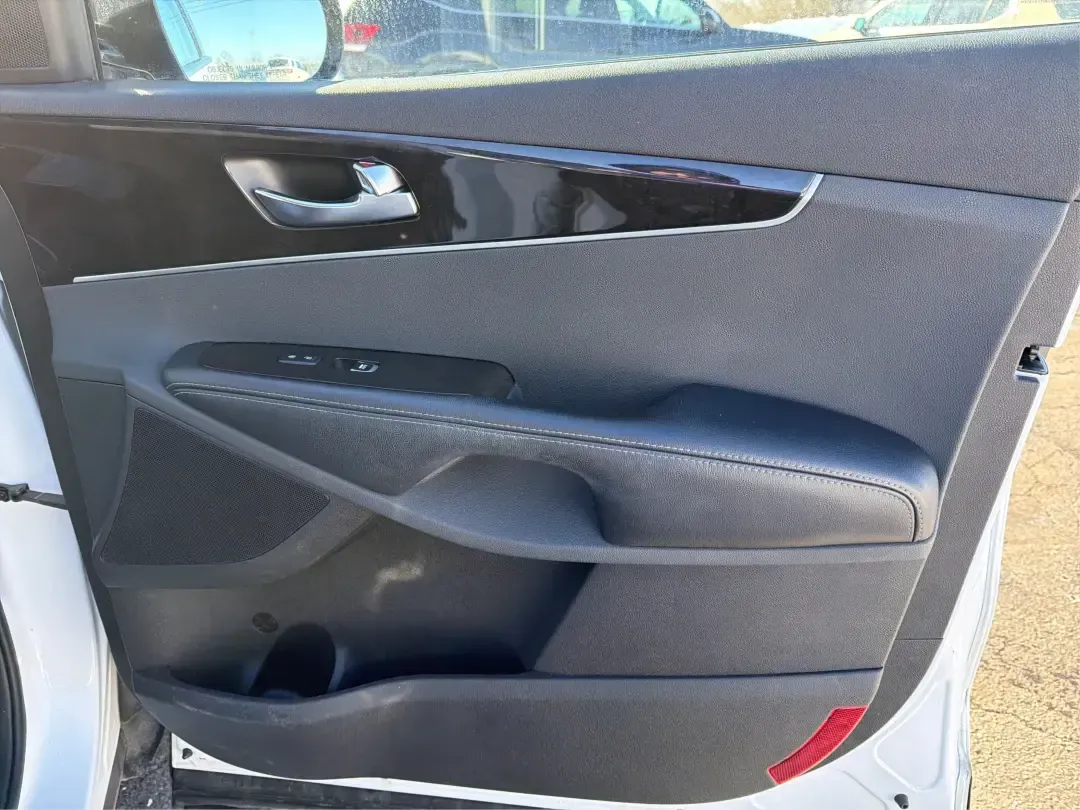 2018 Kia Sorento 2.0T EX (5XYPHDA11JG) with an 2L I-4 gasoline direct injection engine, 6A transmission, located at 8750 N County Rd 25A, Piqua, OH, 45356, (937) 908-9800, 40.164391, -84.232513 - Experience the freedom of adventure with the 2018 Kia Sorento EX, available at Advantage Car and Credit in Vandalia, OH! This SUV is not just a vehicle; it's a companion for families, commuters, and weekend explorers alike. With its robust features and versatile design, the Sorento is perfect for ev - Photo#20