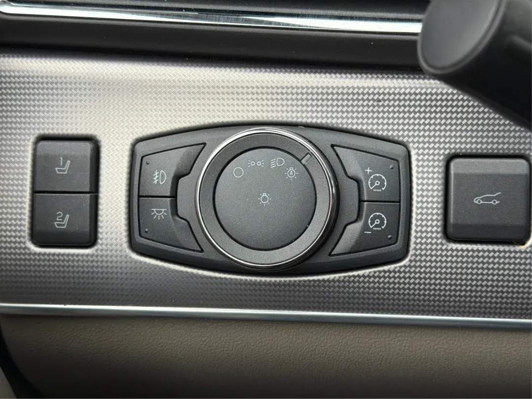 2011 Lincoln MKX Base (2LMDJ6JK8BB) with an Other engine, located at 8750 N County Rd 25A, Piqua, OH, 45356, (937) 908-9800, 40.164391, -84.232513 - **Discover Comfort and Style with This 2011 Lincoln MKX at Advantage Car and Credit - Piqua!**<br /> <br /> Are you in the market for a vehicle that perfectly combines luxury, comfort, and versatility? Look no further! The 2011 Lincoln MKX is the ideal choice for growing families, busy professionals - Photo#17