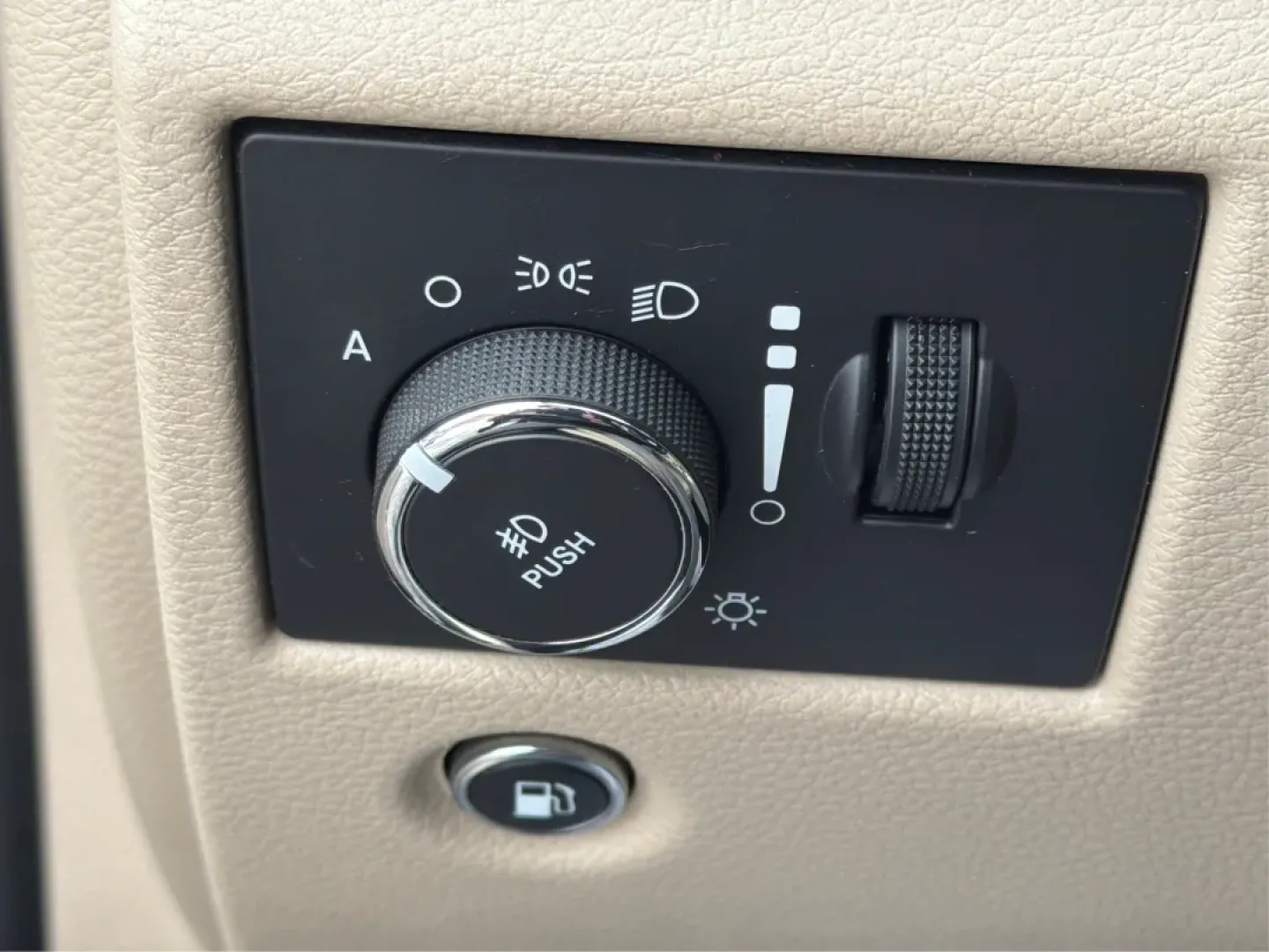 2015 Jeep Grand Cherokee Limited (1C4RJFBG1FC) with an Other engine, located at 1099 N County Rd 25A, Troy, OH, 45373, (937) 908-9800, 40.057079, -84.212883 - Are you ready to elevate your driving experience? Whether you're tackling the daily commute, embarking on family road trips, or exploring off-the-beaten-path adventures, the 2015 Jeep Grand Cherokee Limited is your ultimate companion. This rugged yet refined SUV combines luxury and functionality, ma - Photo#17