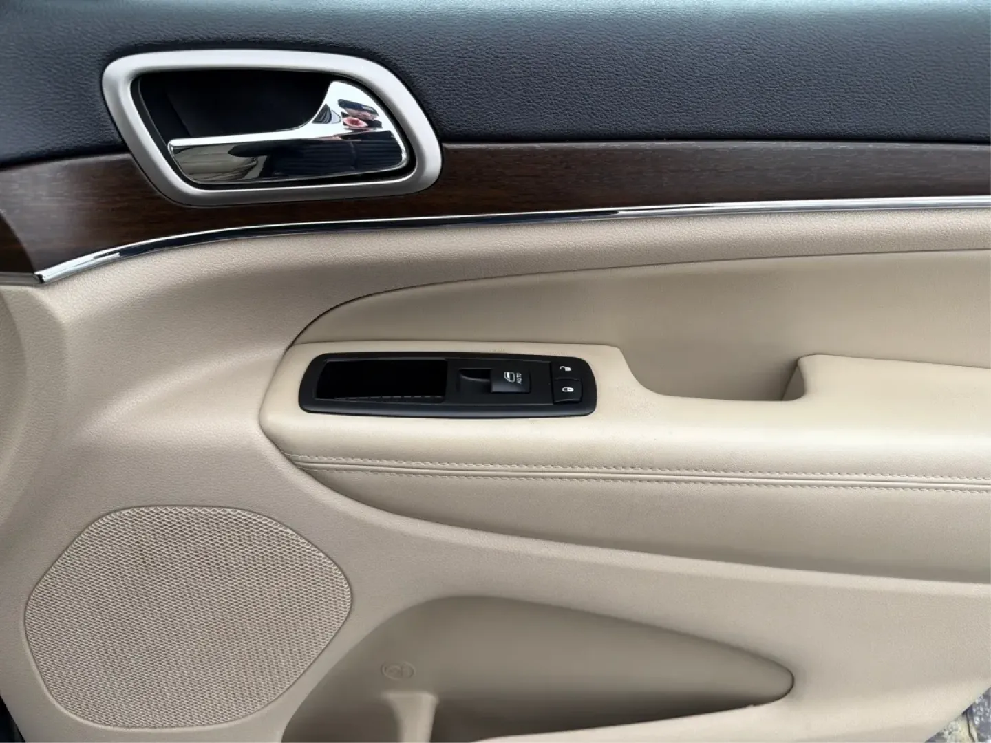 2015 Jeep Grand Cherokee Limited (1C4RJFBG1FC) with an Other engine, located at 1099 N County Rd 25A, Troy, OH, 45373, (937) 908-9800, 40.057079, -84.212883 - Are you ready to elevate your driving experience? Whether you're tackling the daily commute, embarking on family road trips, or exploring off-the-beaten-path adventures, the 2015 Jeep Grand Cherokee Limited is your ultimate companion. This rugged yet refined SUV combines luxury and functionality, ma - Photo#20