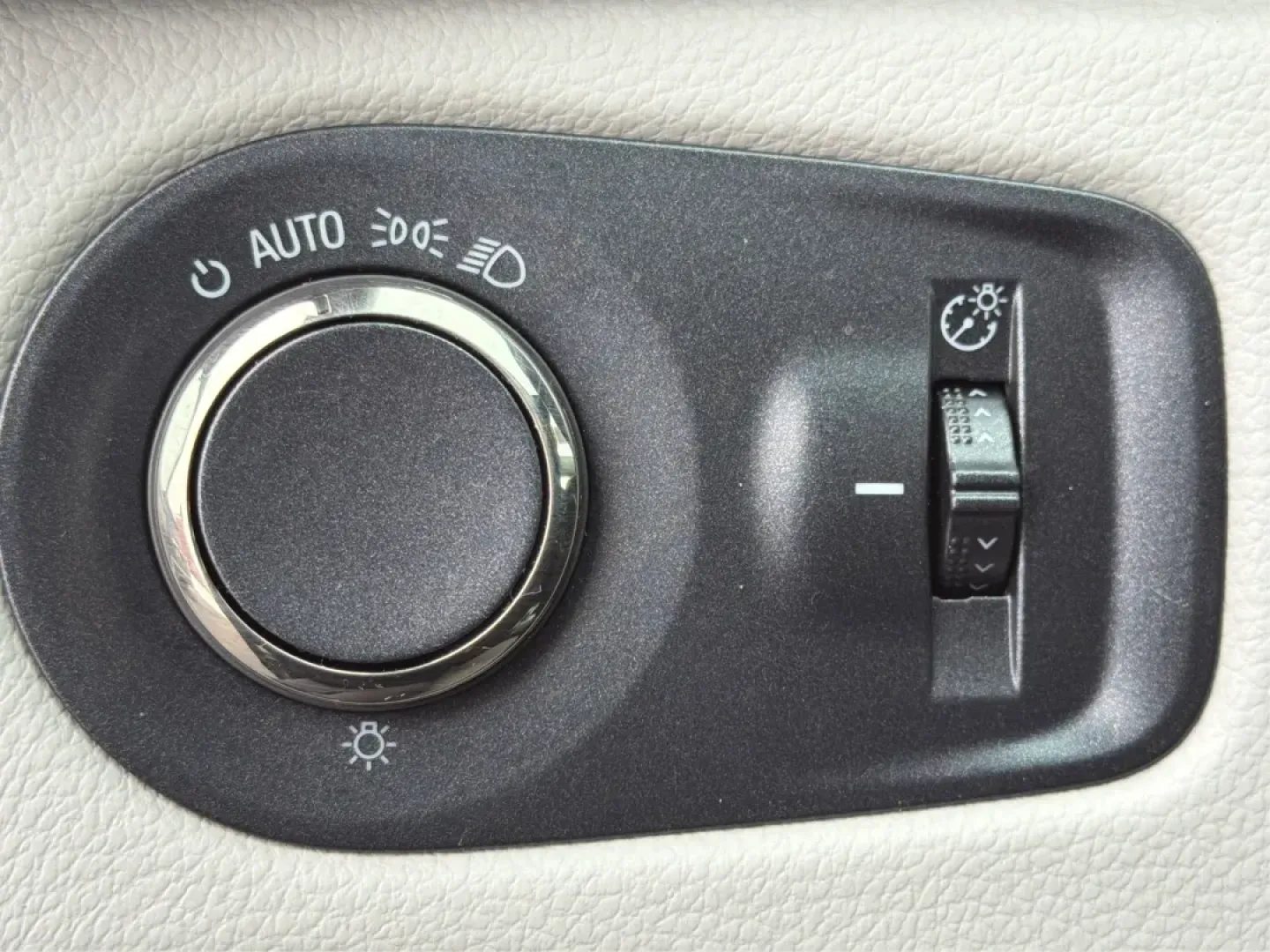 2014 Cadillac SRX Luxury Collection (3GYFNEE33ES) with an 3.6L V-6 gasoline direct injection engine, located at 1184 Kauffman Ave, Fairborn, OH, 45324, (937) 908-9800, 39.807072, -84.030914 - **Discover the Perfect Adventure Companion: 2014 Cadillac SRX Luxury Collection at Advantage Car and Credit - Fairborn**<br /> <br /> Are you ready to elevate your driving experience? Whether you're navigating the bustling streets of Fairborn, embarking on a weekend getaway, or transporting the kids - Photo#17