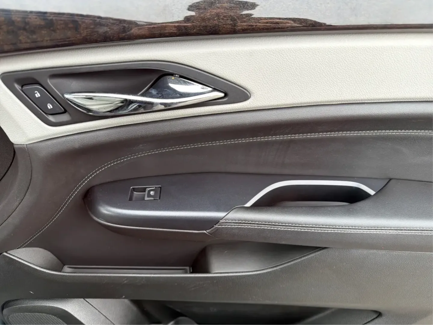 2014 Cadillac SRX Luxury Collection (3GYFNEE33ES) with an 3.6L V-6 gasoline direct injection engine, located at 1184 Kauffman Ave, Fairborn, OH, 45324, (937) 908-9800, 39.807072, -84.030914 - **Discover the Perfect Adventure Companion: 2014 Cadillac SRX Luxury Collection at Advantage Car and Credit - Fairborn**<br /> <br /> Are you ready to elevate your driving experience? Whether you're navigating the bustling streets of Fairborn, embarking on a weekend getaway, or transporting the kids - Photo#20