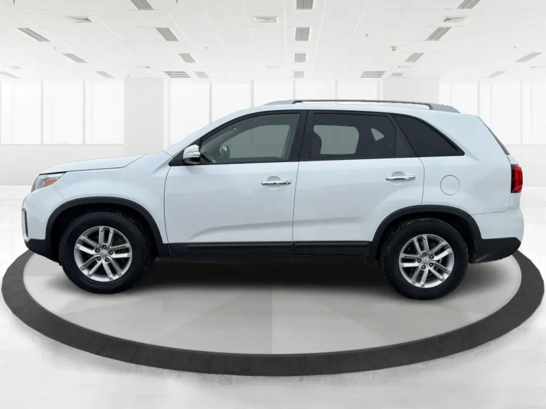 2014 Kia Sorento LX (5XYKT3A64EG) with an 2.4L I-4 gasoline direct injection engine, located at 1099 N County Rd 25A, Troy, OH, 45373, (937) 908-9800, 40.057079, -84.212883 - **Discover the 2014 Kia Sorento LX: Your Family's Perfect Adventure Companion!**<br /> <br /> Are you searching for a reliable SUV that effortlessly blends comfort, style, and functionality? Look no further than the 2014 Kia Sorento LX, available at Advantage Car and Credit in Troy, OH. This spaciou - Photo#5