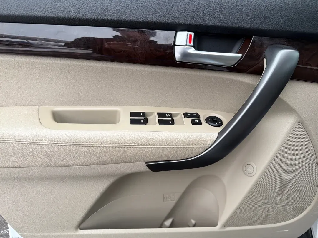 2014 Kia Sorento LX (5XYKT3A64EG) with an 2.4L I-4 gasoline direct injection engine, located at 1099 N County Rd 25A, Troy, OH, 45373, (937) 908-9800, 40.057079, -84.212883 - **Discover the 2014 Kia Sorento LX: Your Family's Perfect Adventure Companion!**<br /> <br /> Are you searching for a reliable SUV that effortlessly blends comfort, style, and functionality? Look no further than the 2014 Kia Sorento LX, available at Advantage Car and Credit in Troy, OH. This spaciou - Photo#17