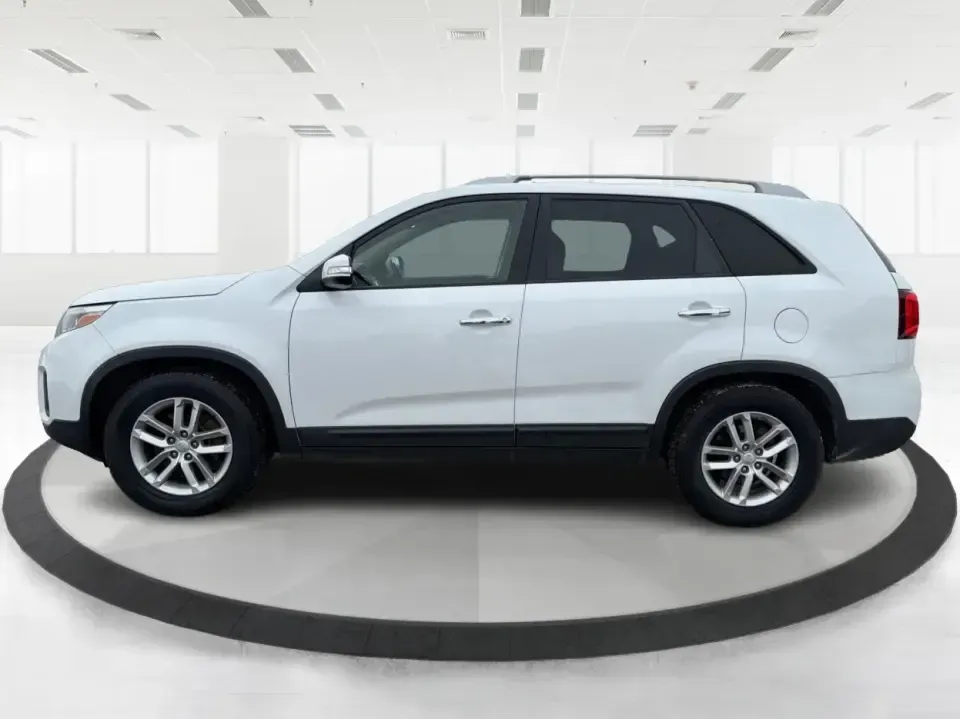 2014 Kia Sorento LX (5XYKT3A64EG) with an 2.4L I-4 gasoline direct injection engine, 6-Speed Automatic transmission, located at 4508 South Dixie Dr, Moraine, OH, 45439, (937) 908-9800, 39.689976, -84.218452 - **Discover the 2014 Kia Sorento LX: Your Family's Perfect Adventure Companion!**<br /> <br /> Are you searching for a reliable SUV that effortlessly blends comfort, style, and functionality? Look no further than the 2014 Kia Sorento LX, available at Advantage Car and Credit in Troy, OH. This spaciou - Photo#5