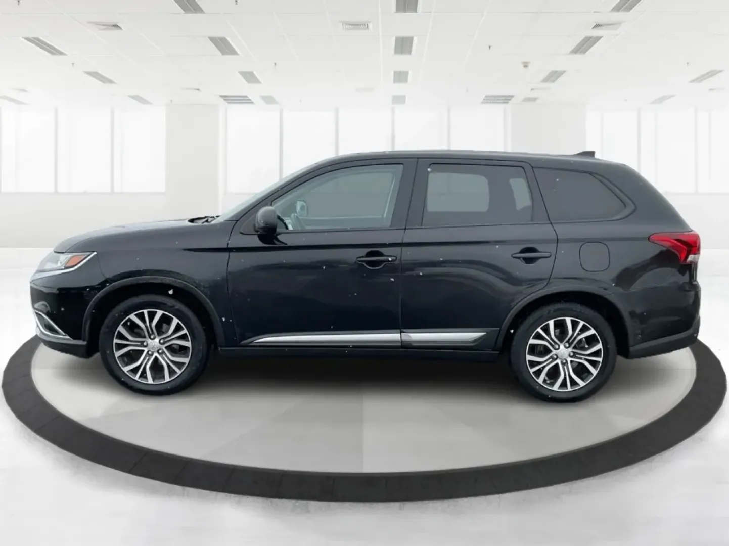 2017 Mitsubishi Outlander ES (JA4AD2A35HZ) with an 2.4L I-4 variable valve control engine, located at 1184 Kauffman Ave, Fairborn, OH, 45324, (937) 908-9800, 39.807072, -84.030914 - 2017 Mitsubishi Outlander ES - Photo#5