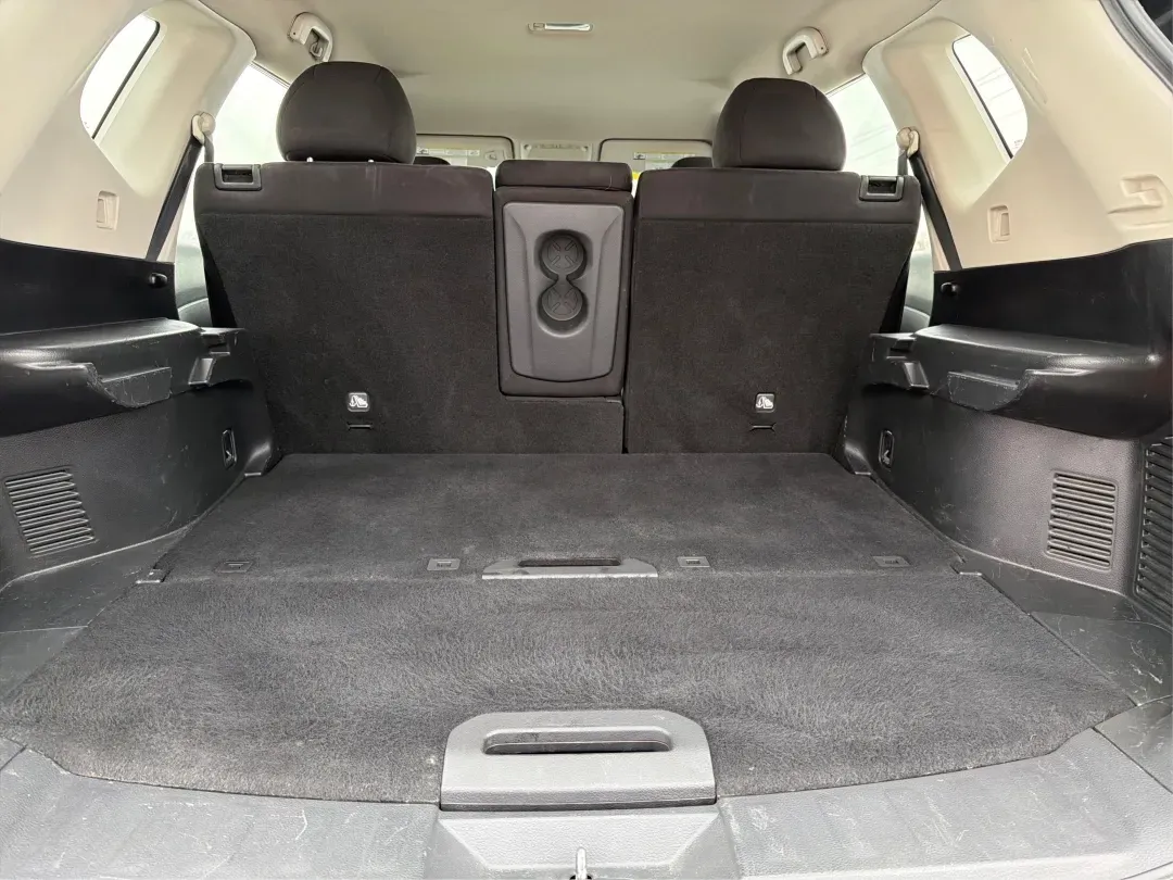 2015 Nissan Rogue S (KNMAT2MV8FP) with an 2.5L I-4 DOHC engine, located at 880 E. National Road, Vandalia, OH, 45377, (937) 908-9800, 39.891918, -84.183594 - **Discover Your Next Adventure with the 2015 Nissan Rogue at Advantage Car and Credit - Vandalia!**<br /> <br /> Are you ready to elevate your driving experience? Whether you're a growing family in need of a reliable vehicle, a commuter craving comfort, or an adventure-seeker looking for your next r - Photo#12