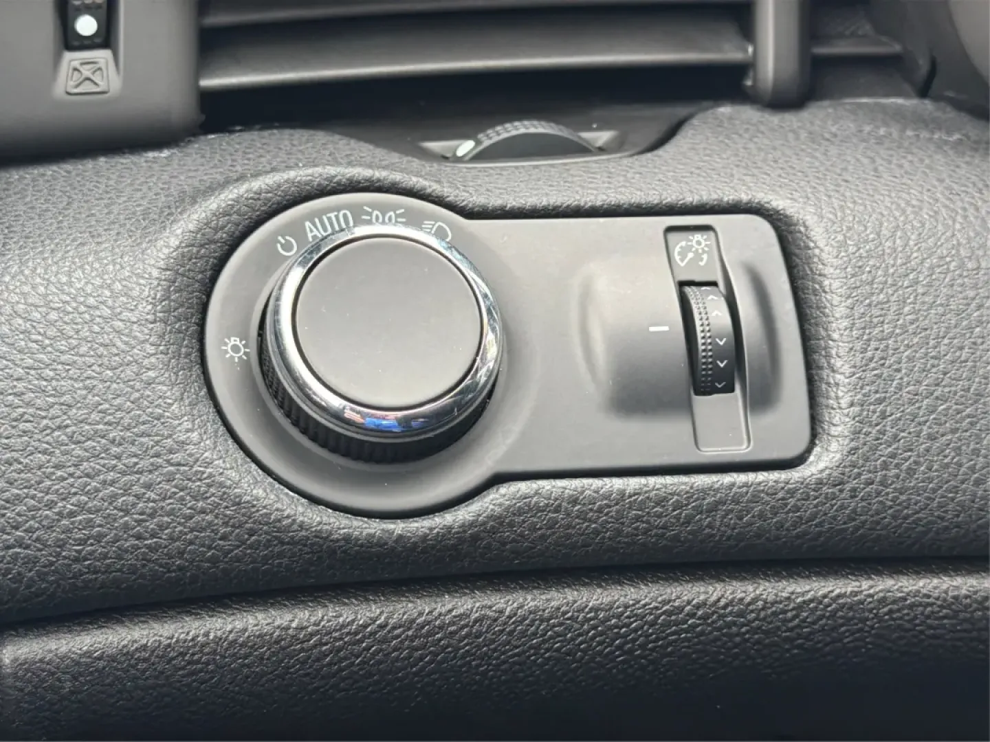 2015 Chevrolet Malibu 1LT (1G11C5SL8FF) with an ECOTEC 2.5L I-4 gasoline direct injection engine, located at 4508 South Dixie Dr, Moraine, OH, 45439, (937) 908-9800, 39.689976, -84.218452 - Need a dependable sedan for the daily commute down I75, school drop-offs near West Carrollton, or quick errands along South Dixie Drive-without the stress of traditional bank hurdles? This 2015 Chevrolet Malibu 1LT is a smart, comfortable choice for real life in the Dayton area, offering efficient p - Photo#17