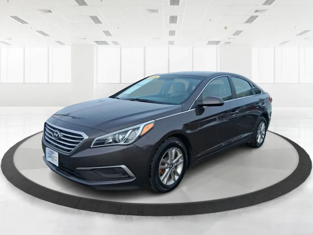2016 Hyundai Sonata SE (5NPE24AF9GH) with an 2.4L I-4 gasoline direct injection engine, 7A transmission, located at 880 E. National Road, Vandalia, OH, 45377, (937) 908-9800, 39.891918, -84.183594 - Need a dependable daily driver that can handle the school run, the I-75 commute, and the occasional weekend getaway without draining your budget? This 2016 Hyundai Sonata SE in rich Dark Truffle is the kind of comfortable, efficient sedan that fits real life in Vandalia-easy to park, smooth on longe - Photo#8
