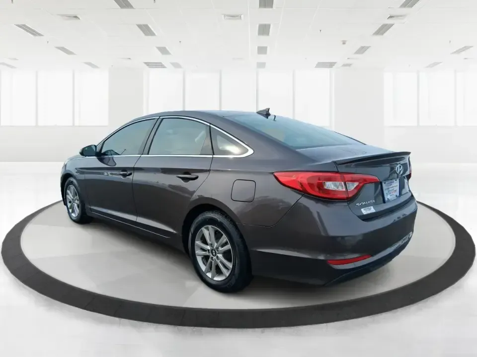 2016 Hyundai Sonata SE (5NPE24AF9GH) with an 2.4L I-4 gasoline direct injection engine, 7A transmission, located at 8750 N County Rd 25A, Piqua, OH, 45356, (937) 908-9800, 40.164391, -84.232513 - Need a dependable daily driver that can handle the school run, the I-75 commute, and the occasional weekend getaway without draining your budget? This 2016 Hyundai Sonata SE in rich Dark Truffle is the kind of comfortable, efficient sedan that fits real life in Vandalia-easy to park, smooth on longe - Photo#4