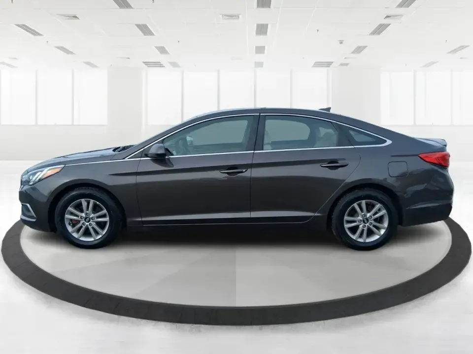 2016 Hyundai Sonata SE (5NPE24AF9GH) with an 2.4L I-4 gasoline direct injection engine, 7A transmission, located at 8750 N County Rd 25A, Piqua, OH, 45356, (937) 908-9800, 40.164391, -84.232513 - Need a dependable daily driver that can handle the school run, the I-75 commute, and the occasional weekend getaway without draining your budget? This 2016 Hyundai Sonata SE in rich Dark Truffle is the kind of comfortable, efficient sedan that fits real life in Vandalia-easy to park, smooth on longe - Photo#5