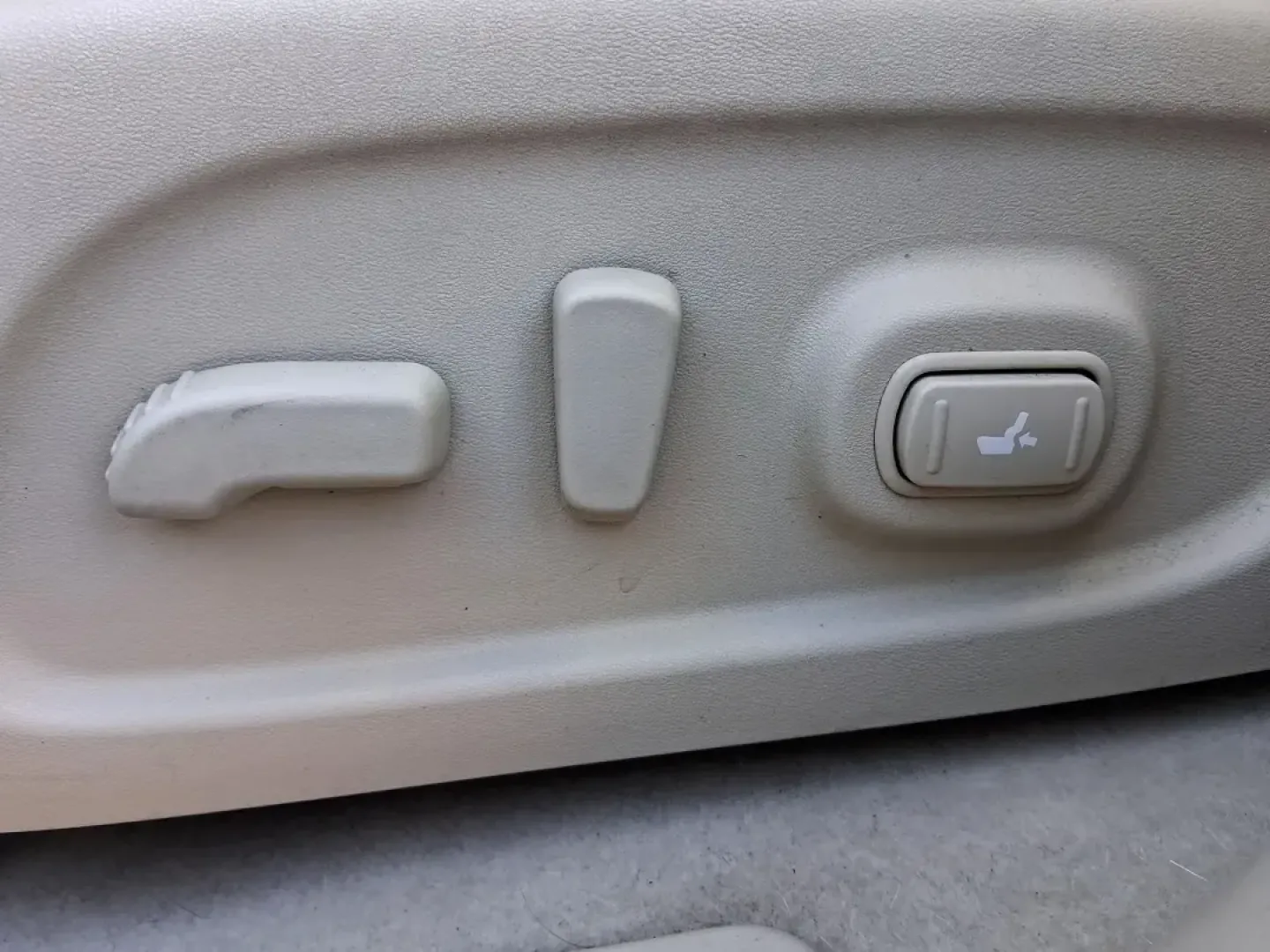 2013 Infiniti JX35 Base (5N1AL0MM9DC) with an 3.5L V6 DOHC 24V engine, Continuously Variable Transmission transmission, located at 1184 Kauffman Ave, Fairborn, OH, 45324, (937) 908-9800, 39.807072, -84.030914 - Need a comfortable, upscale SUV that can handle school drop-offs, I70 commutes, and weekend getaways without blowing the budget? This 2013 INFINITI JX35 Base in rich maroon delivers three-row versatility, premium comfort, and confidence-building safety features-an ideal fit for growing families, bus - Photo#15