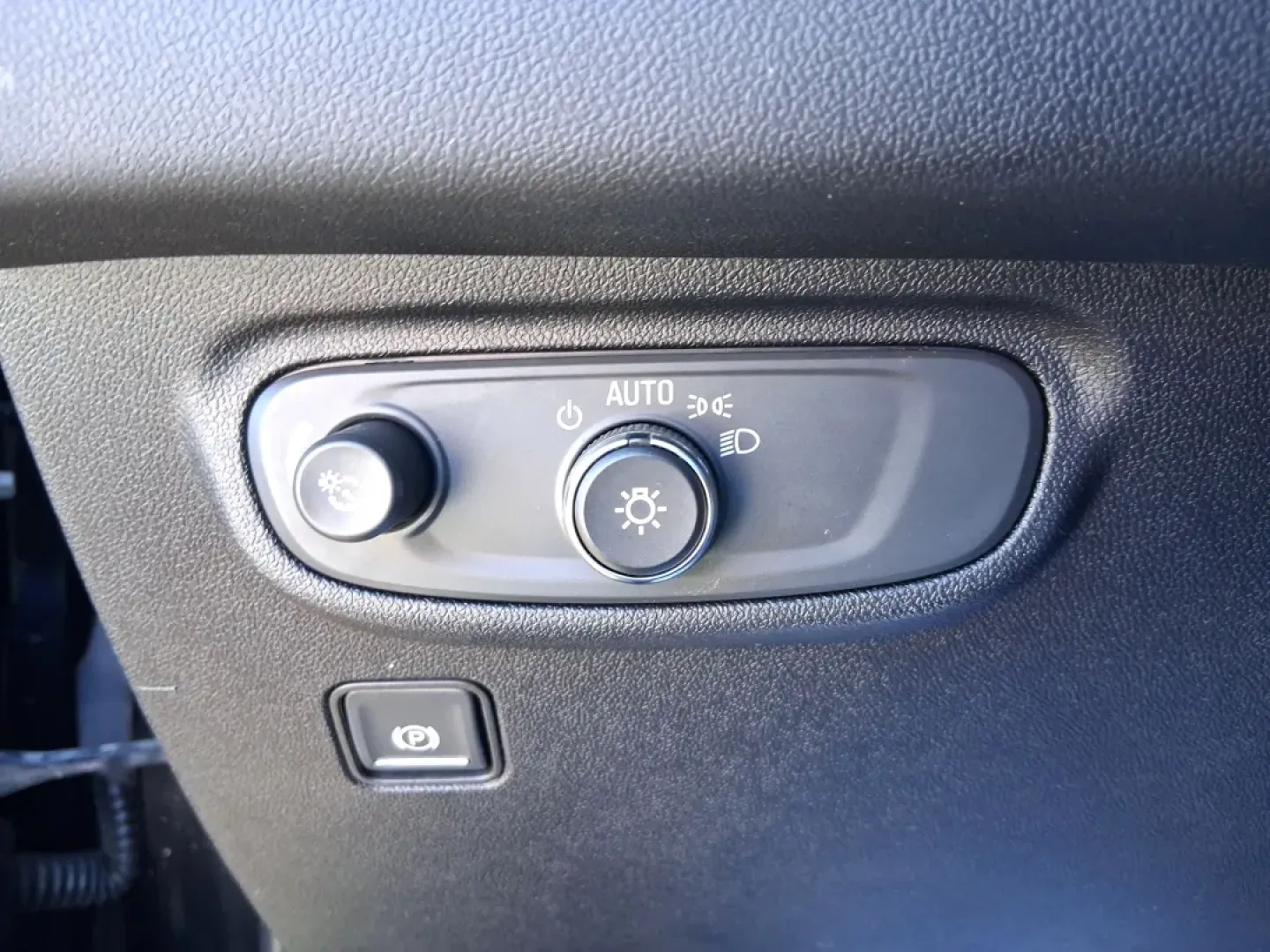 2018 GMC Terrain SLE (3GKALTEV1JL) with an 1.4L L4 DOHC 16V TURBO engine, 6A transmission, located at 1951 S Dayton Lakeview Rd., New Carlisle, OH, 45344, (937) 908-9800, 39.890999, -84.050255 - Picture your next weekend: a quick grocery run in town, a smooth commute down I70, then a spontaneous road trip to Dayton's RiverScape MetroPark or a family day at the Clark County Fairgrounds-without worrying about space, weather, or comfort. This 2018 GMC Terrain SLE in striking Ebony Twilight Met - Photo#17