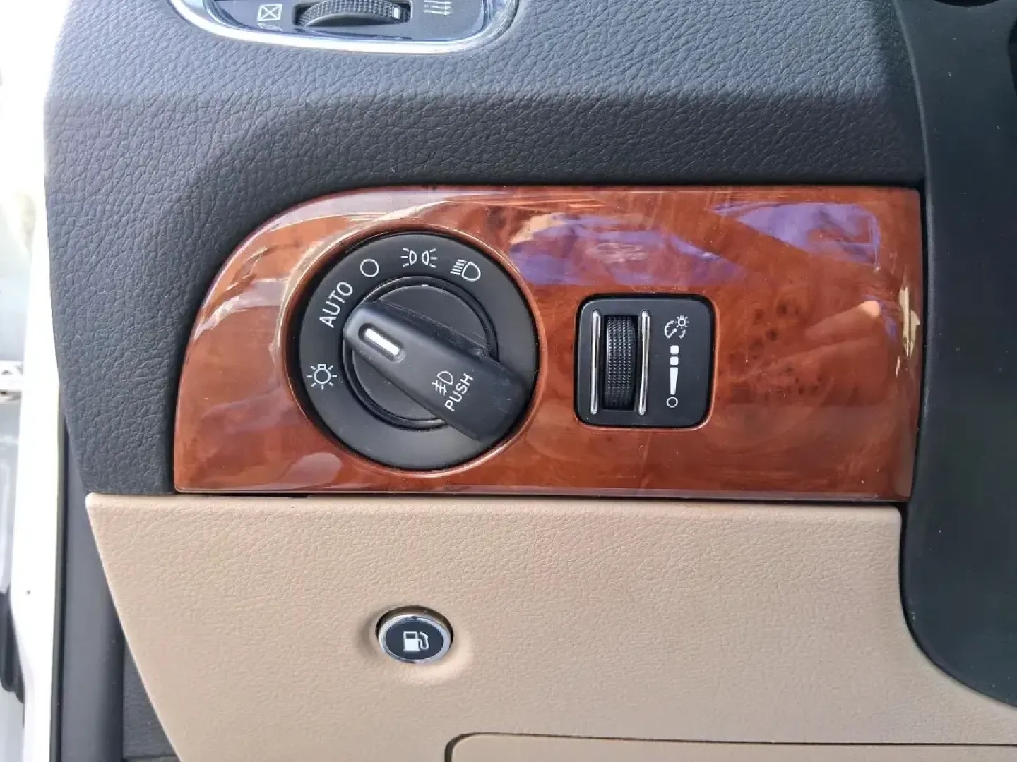 2015 Dodge Durango Limited (1C4RDJDG8FC) with an 3.6L V6 DOHC 24V engine, 8-Speed Automatic transmission, located at 1230 East Main St, Xenia, OH, 45385, (937) 908-9800, 39.688026, -83.910172 - Pack up the kids, load the cooler, and point the nose toward a weekend getaway-this 2015 Dodge Durango Limited is the kind of SUV that makes everyday life in West Central Ohio easier, from school drop-offs to road trips and everything in between. With confident 4WD/AWD capability, three-row flexibil - Photo#17