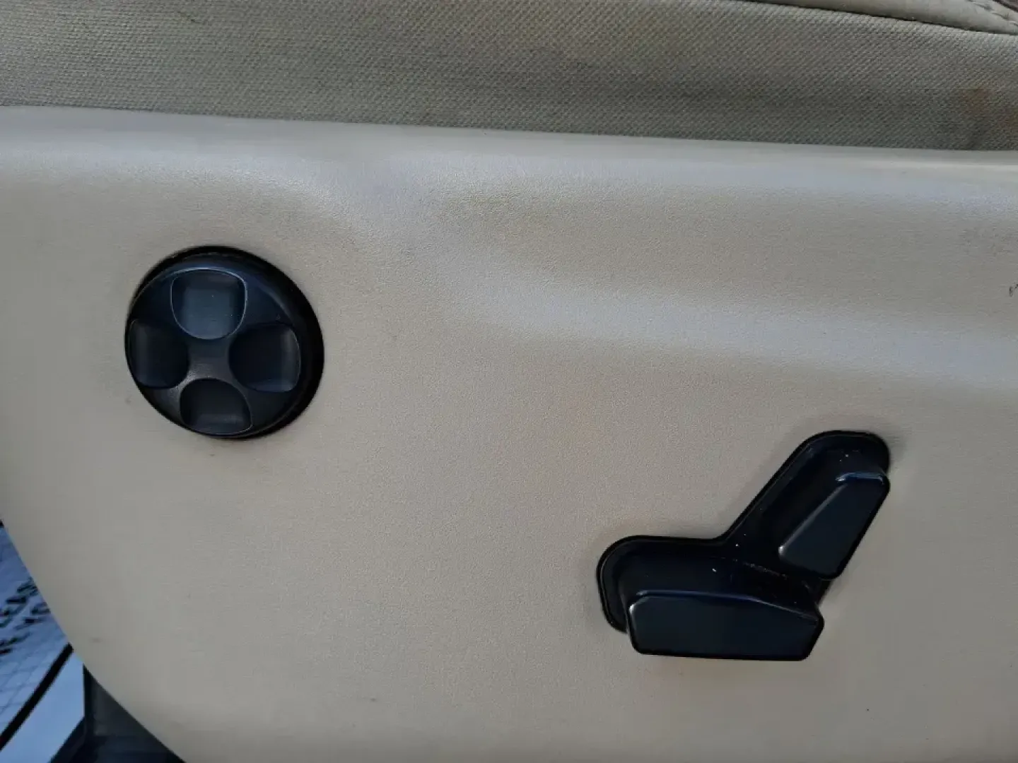 2015 Dodge Durango Limited (1C4RDJDG8FC) with an 3.6L V6 DOHC 24V engine, 8-Speed Automatic transmission, located at 1230 East Main St, Xenia, OH, 45385, (937) 908-9800, 39.688026, -83.910172 - Pack up the kids, load the cooler, and point the nose toward a weekend getaway-this 2015 Dodge Durango Limited is the kind of SUV that makes everyday life in West Central Ohio easier, from school drop-offs to road trips and everything in between. With confident 4WD/AWD capability, three-row flexibil - Photo#18